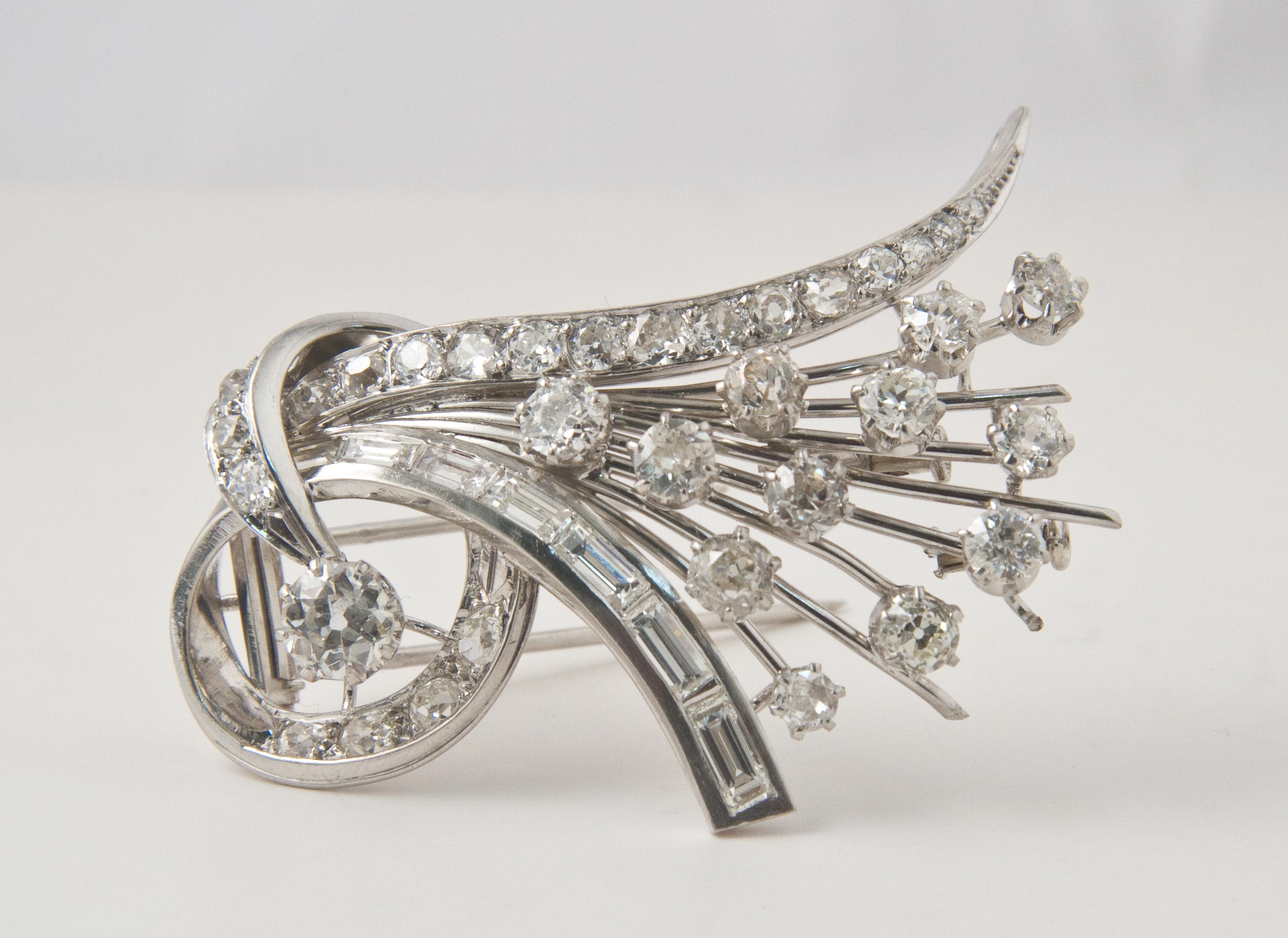 Discover an extraordinary piece of jewellery: a magnificent platinum brooch in the shape of a bouquet of flowers, designed to captivate the eye. This exceptional brooch is adorned with 41 sparkling diamonds, adding a touch of glamour and elegance to