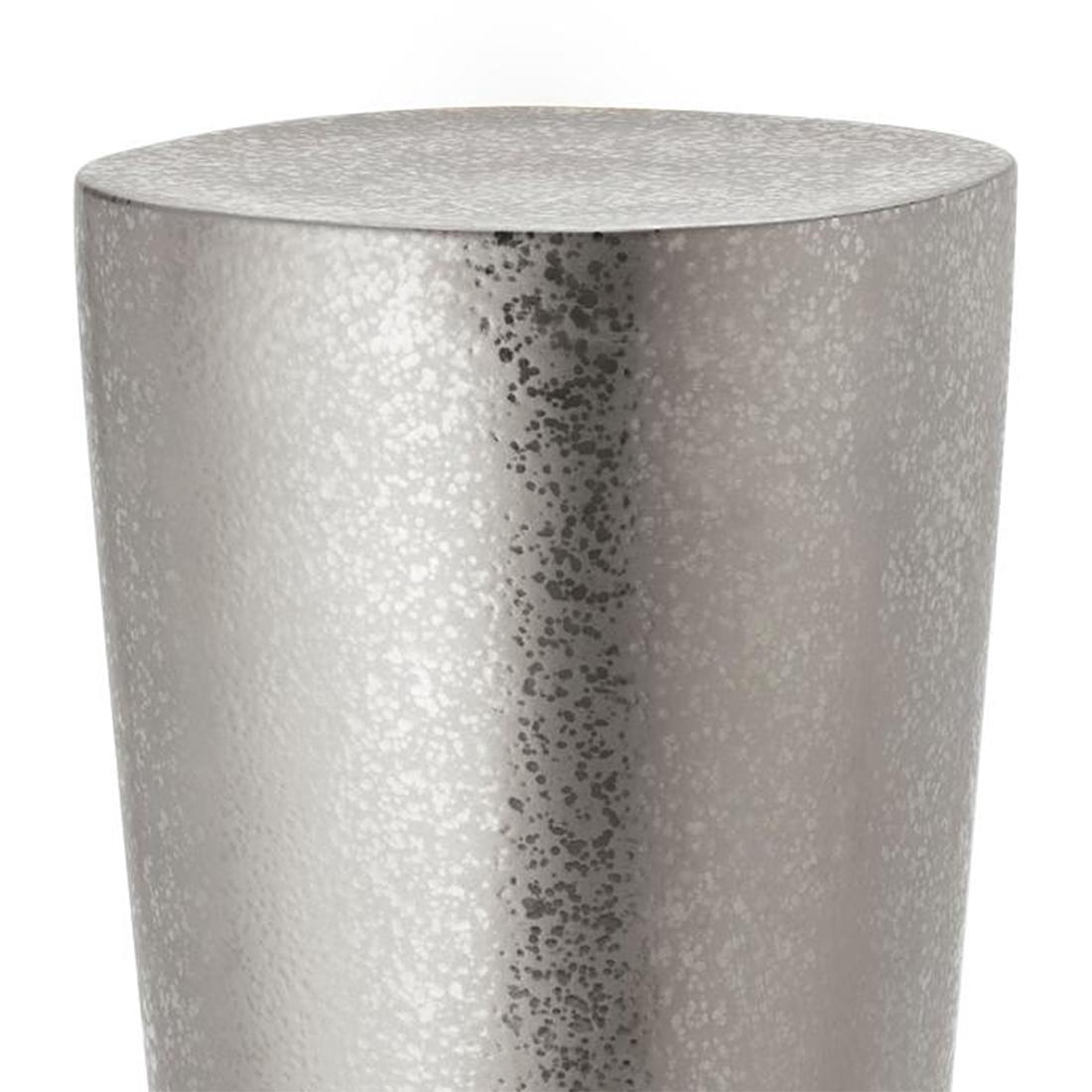 Stool platine earth in earthenware
in platine finish.
Also available in gold 24-karat finish.