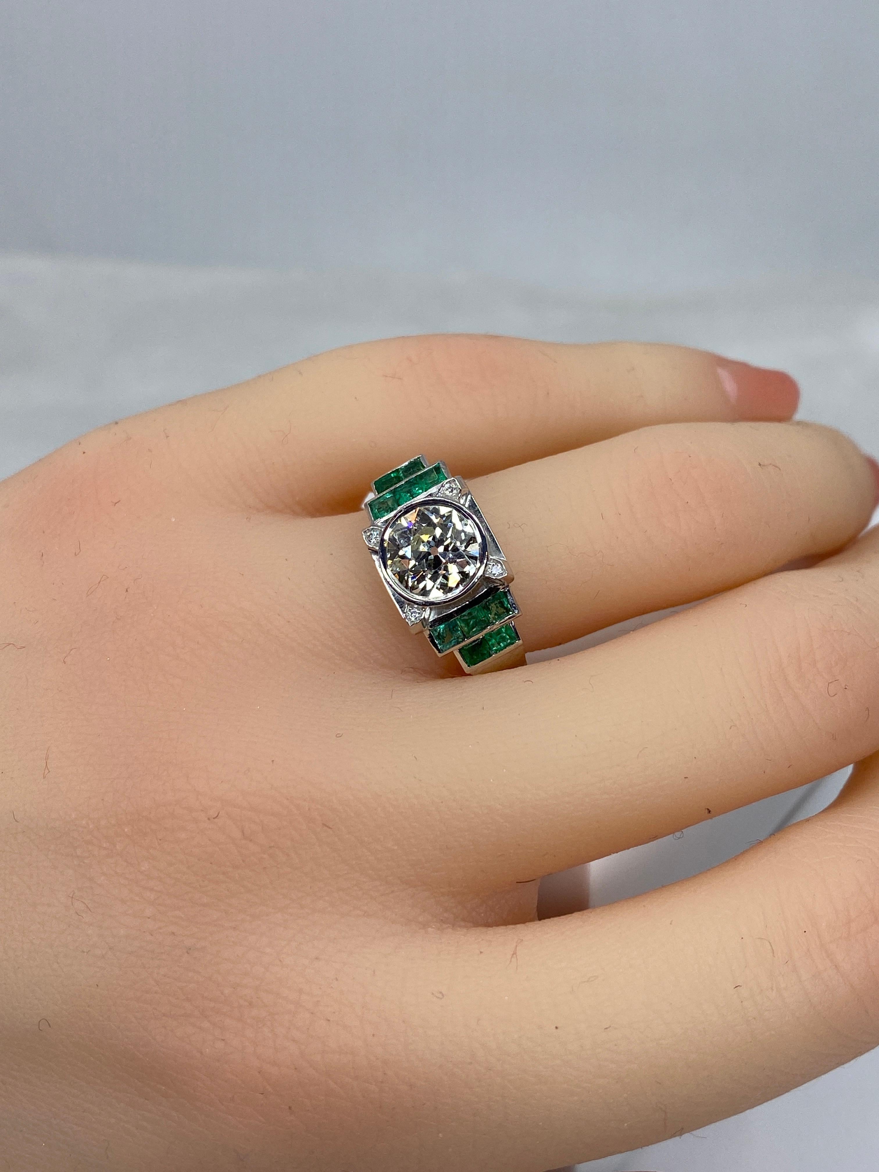 Platinium Engagement Ring Set with a 1.55 Carat Diamond Backed by Emeralds, 1900 For Sale 3