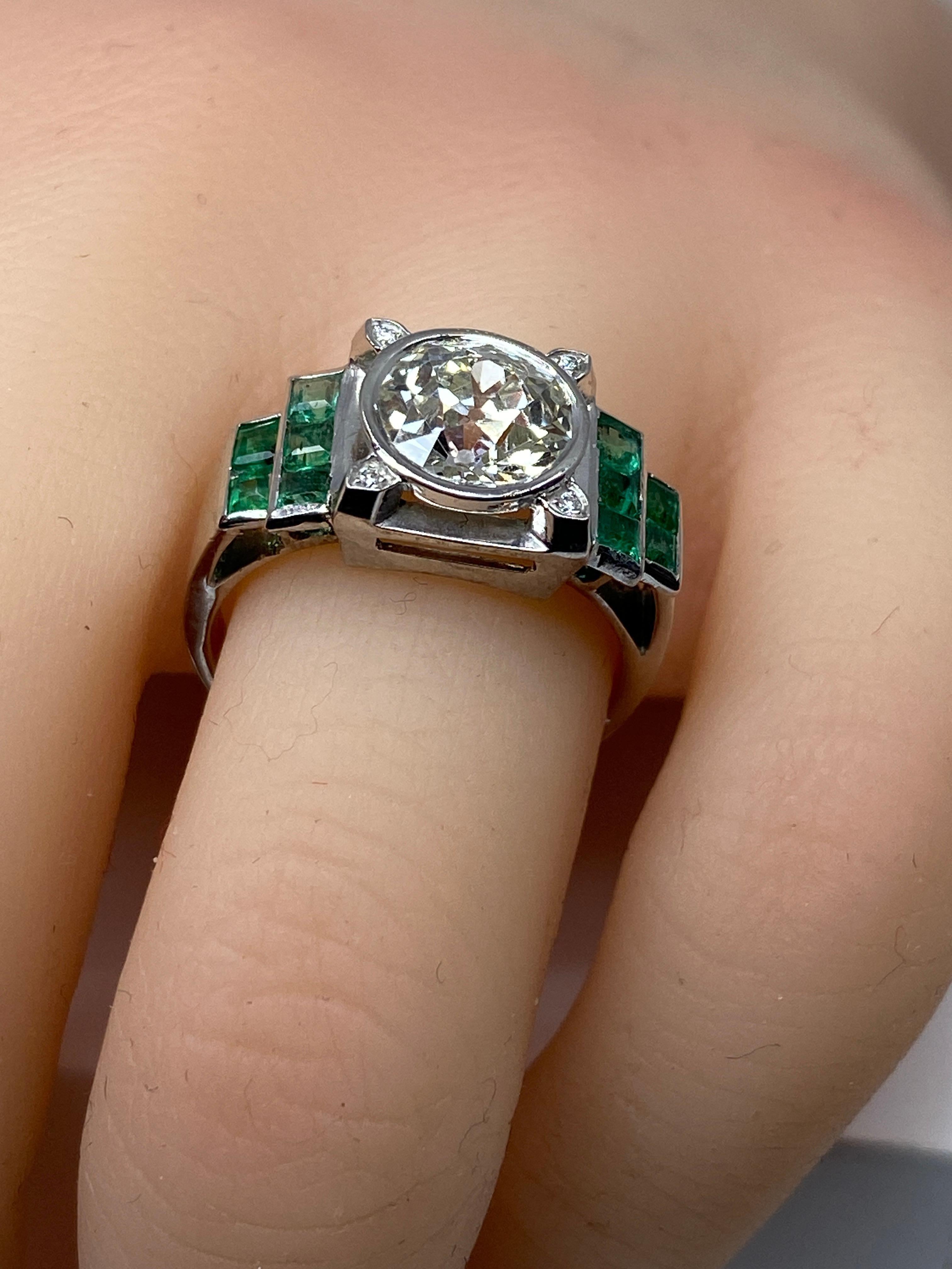 Platinium Engagement Ring Set with a 1.55 Carat Diamond Backed by Emeralds, 1900 For Sale 4