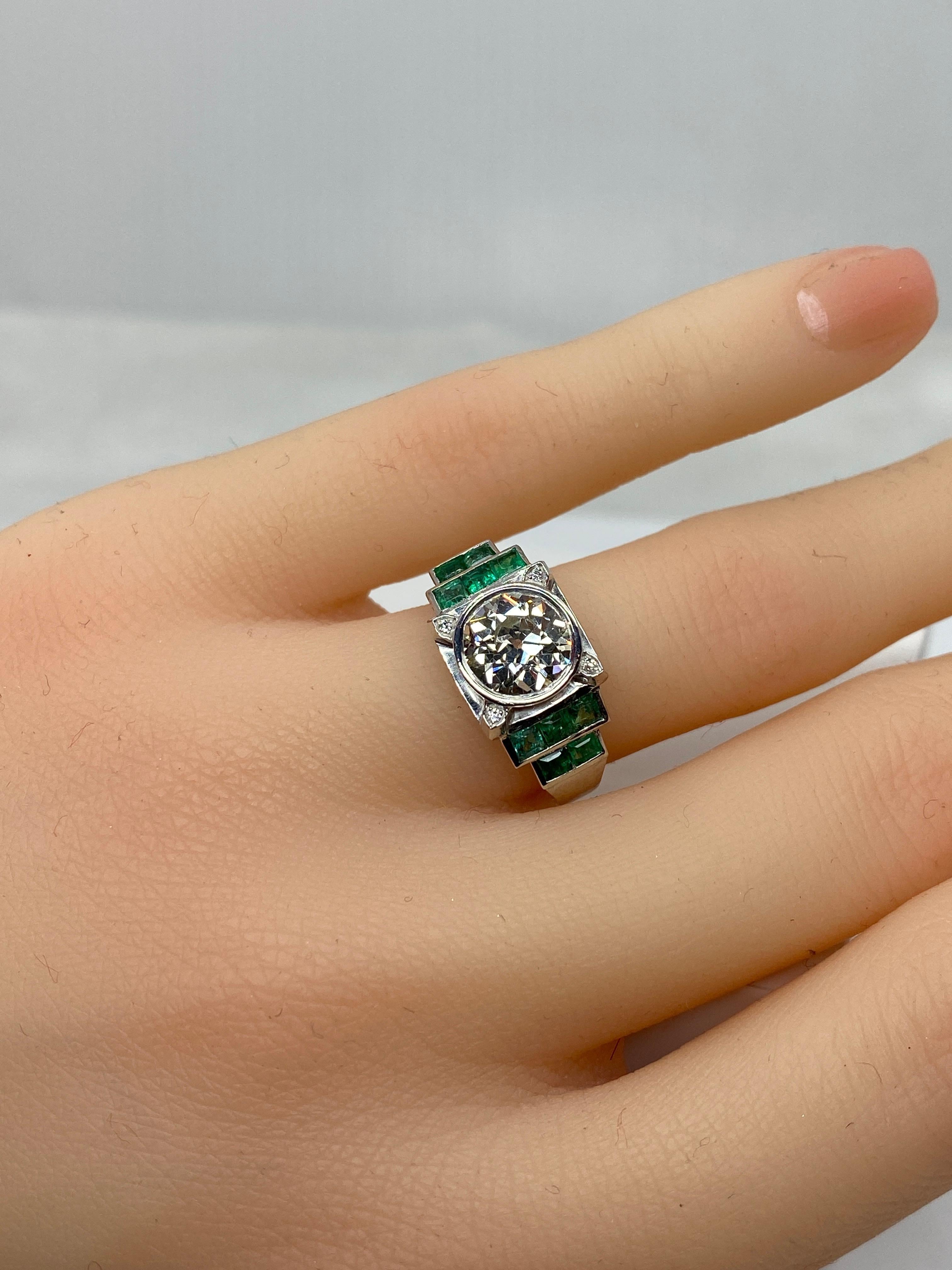Platinium Engagement Ring Set with a 1.55 Carat Diamond Backed by Emeralds, 1900 For Sale 5