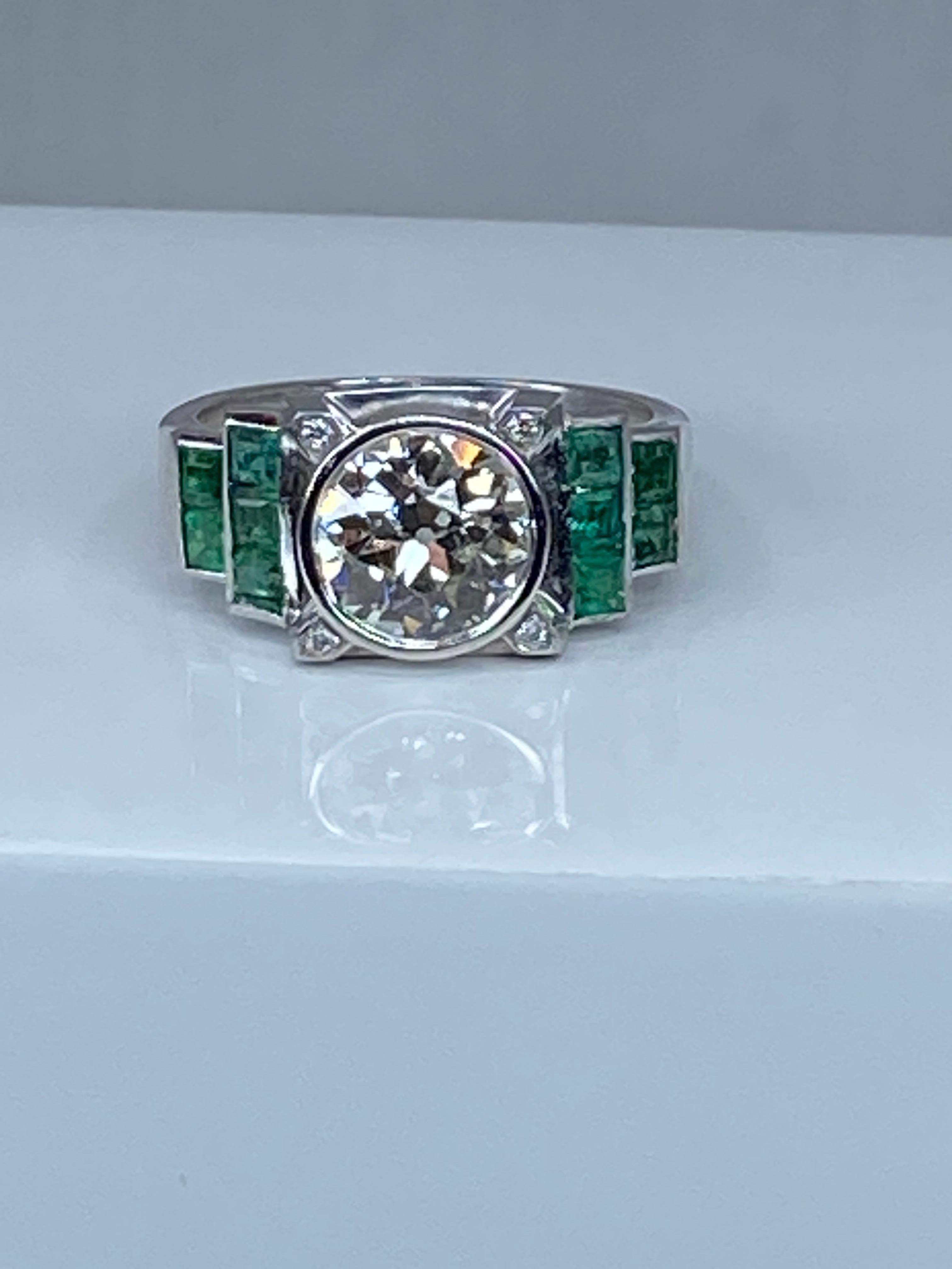 Platinium Engagement Ring Set with a 1.55 Carat Diamond Backed by Emeralds, 1900 For Sale 6