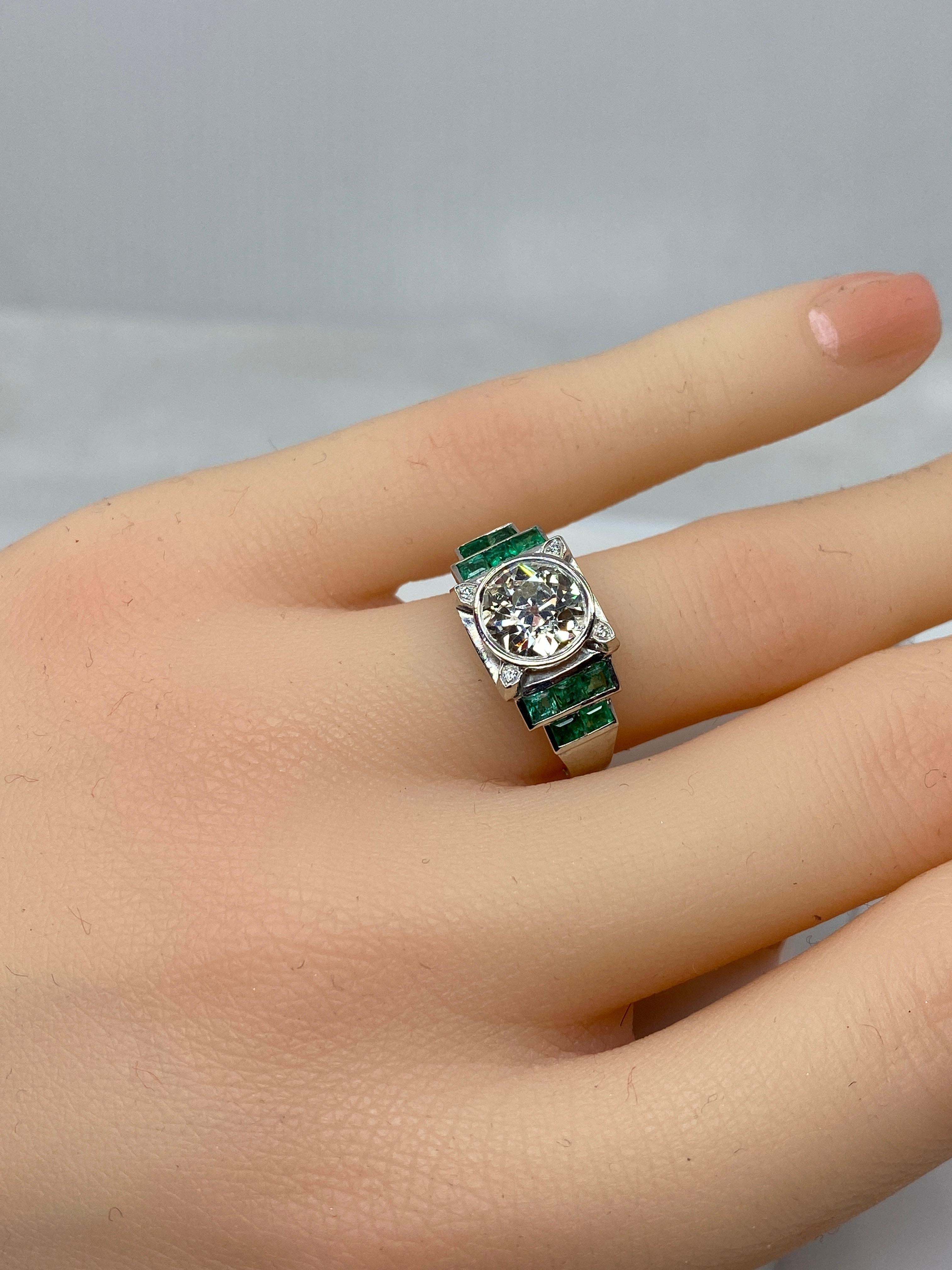 Platinium Engagement Ring Set with a 1.55 Carat Diamond Backed by Emeralds, 1900 For Sale 7