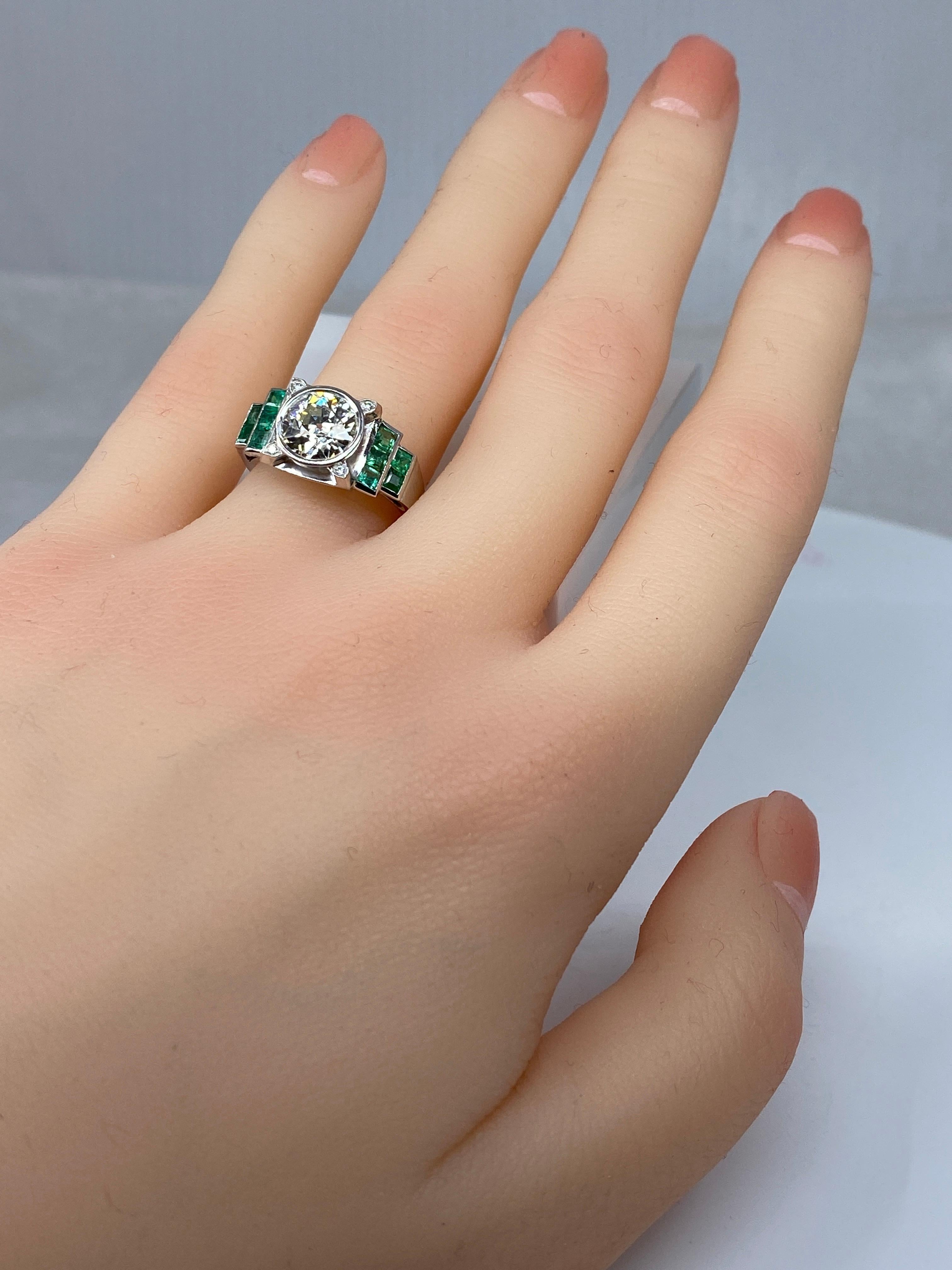 Platinium Engagement Ring Set with a 1.55 Carat Diamond Backed by Emeralds, 1900 For Sale 9