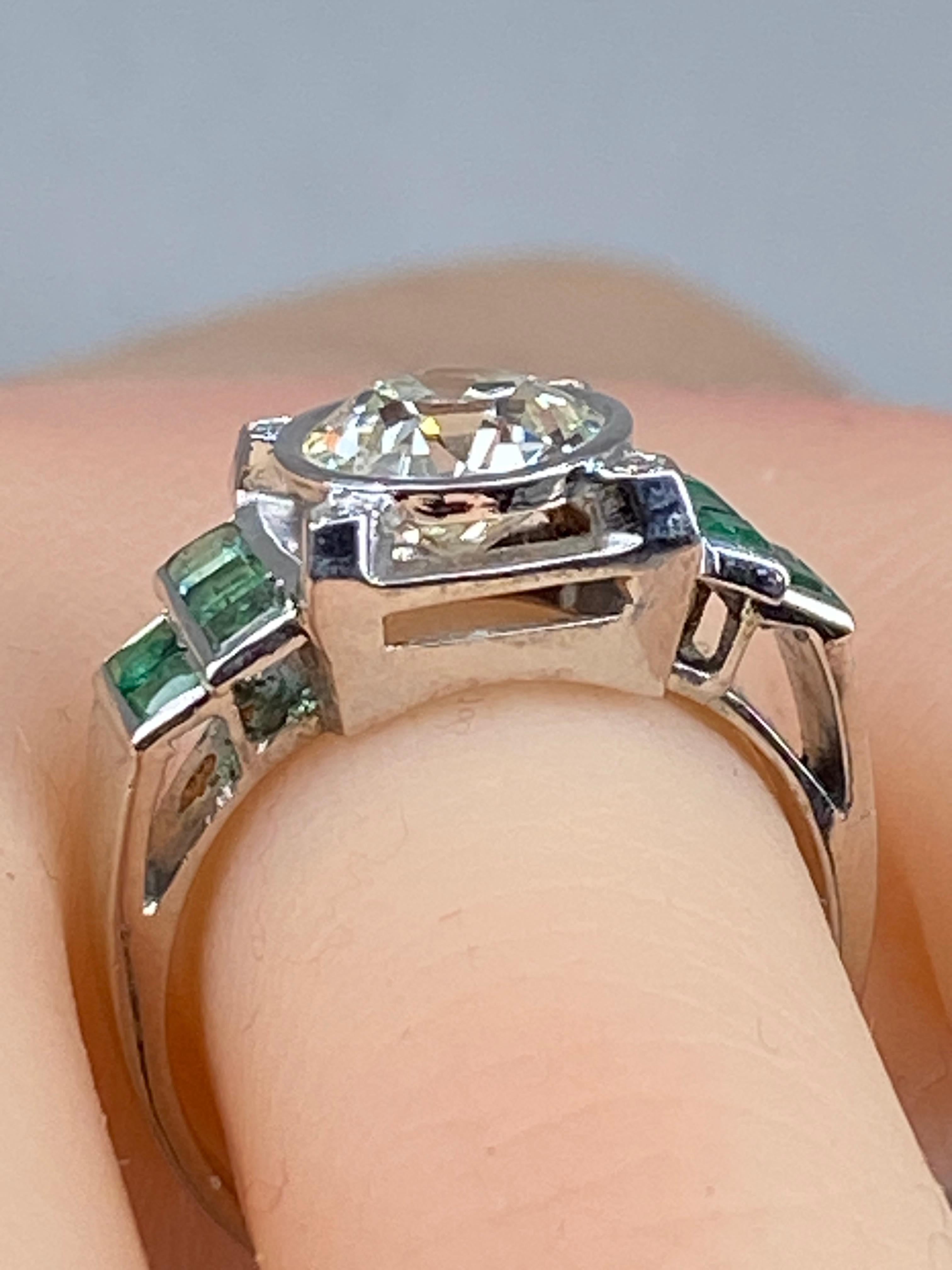 Platinium Engagement Ring Set with a 1.55 Carat Diamond Backed by Emeralds, 1900 For Sale 10