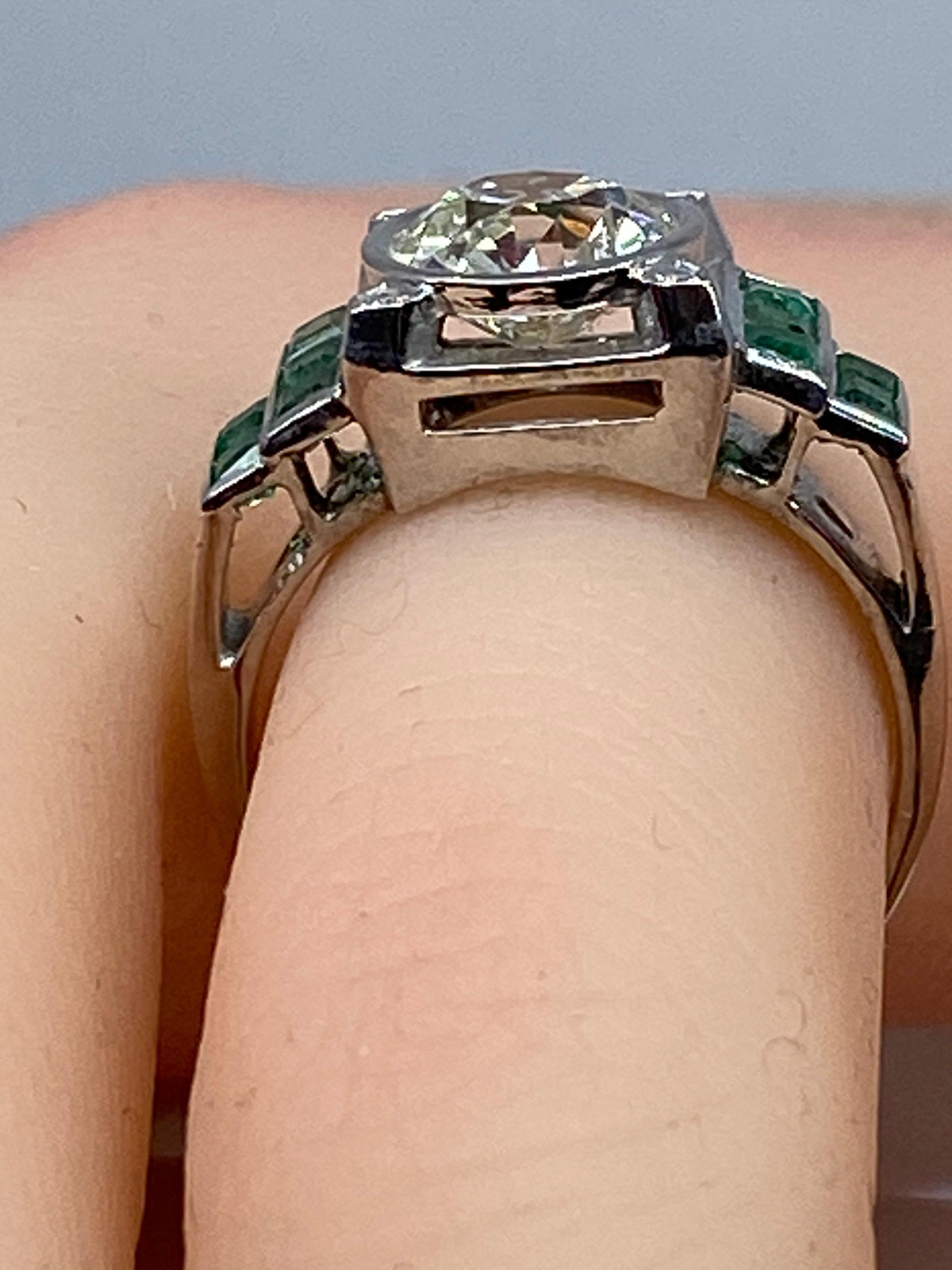 Platinium Engagement Ring Set with a 1.55 Carat Diamond Backed by Emeralds, 1900 For Sale 11