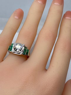 Bague de fiançailles en platine sertie d'un diamant de 1,55 carat et soutenue par des émeraudes, 1900