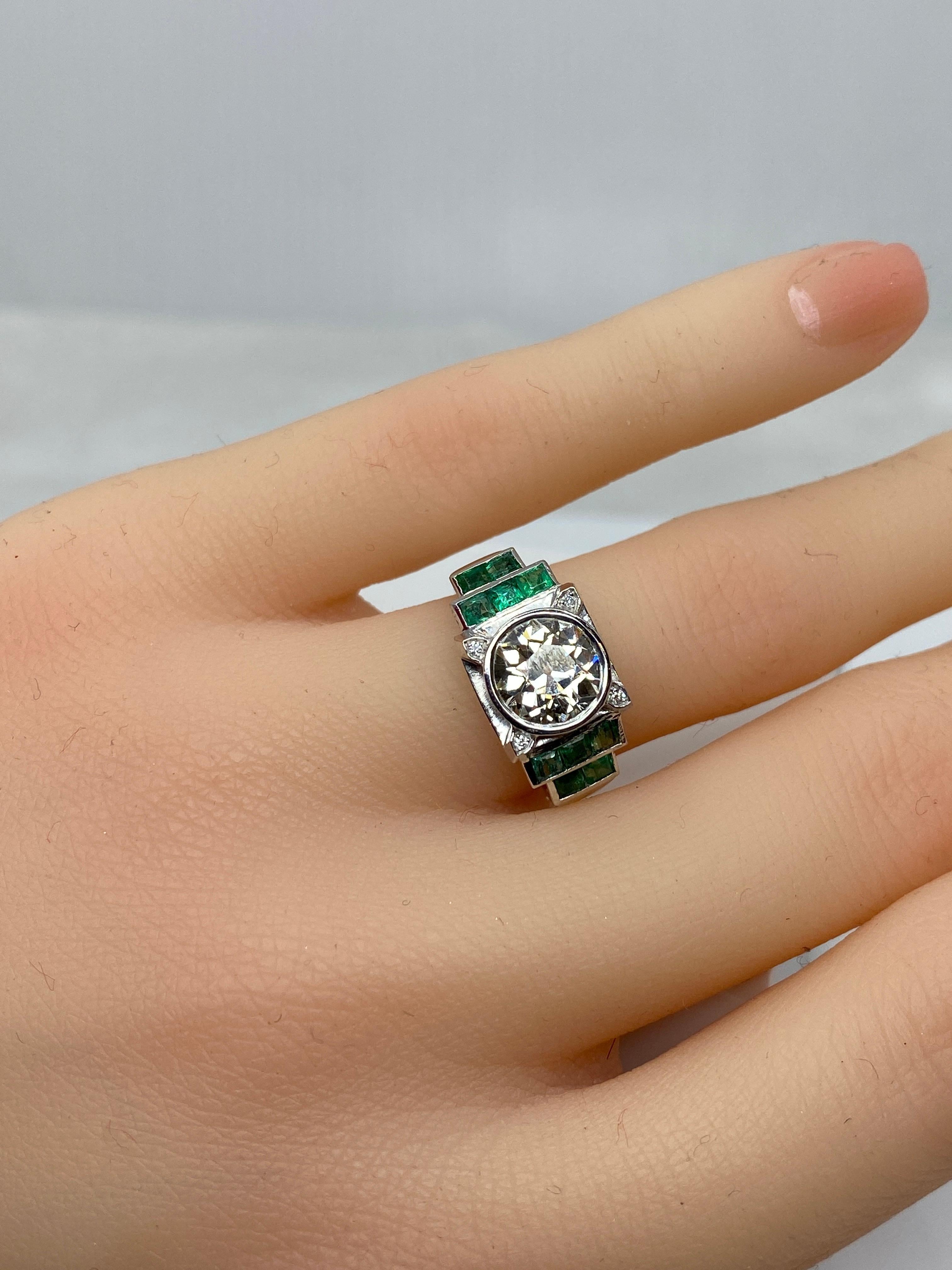 Art Deco Platinium Engagement Ring Set with a 1.55 Carat Diamond Backed by Emeralds, 1900 For Sale