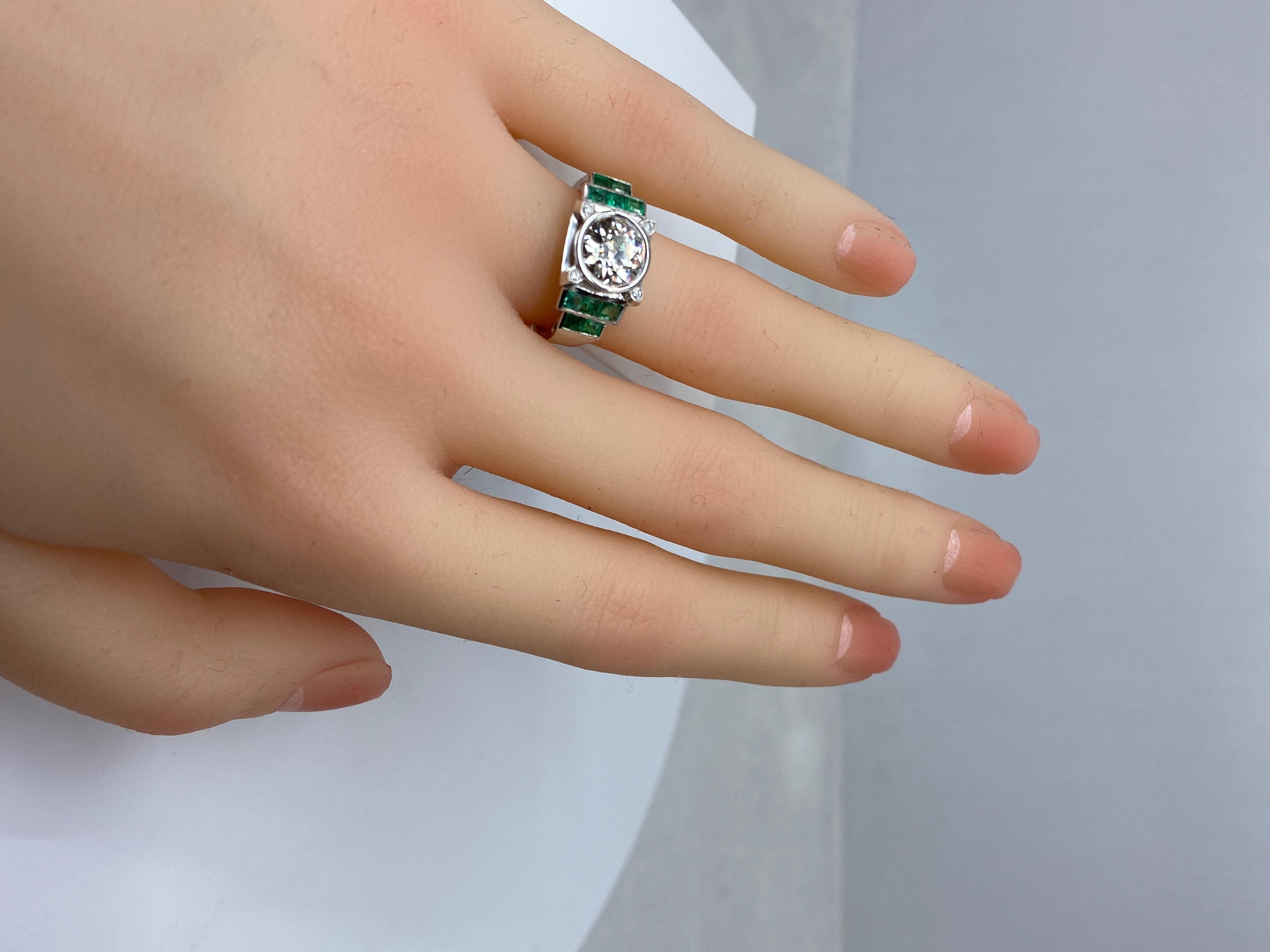 Platinium Engagement Ring Set with a 1.55 Carat Diamond Backed by Emeralds, 1900 In Good Condition For Sale In VERSAILLES, FR