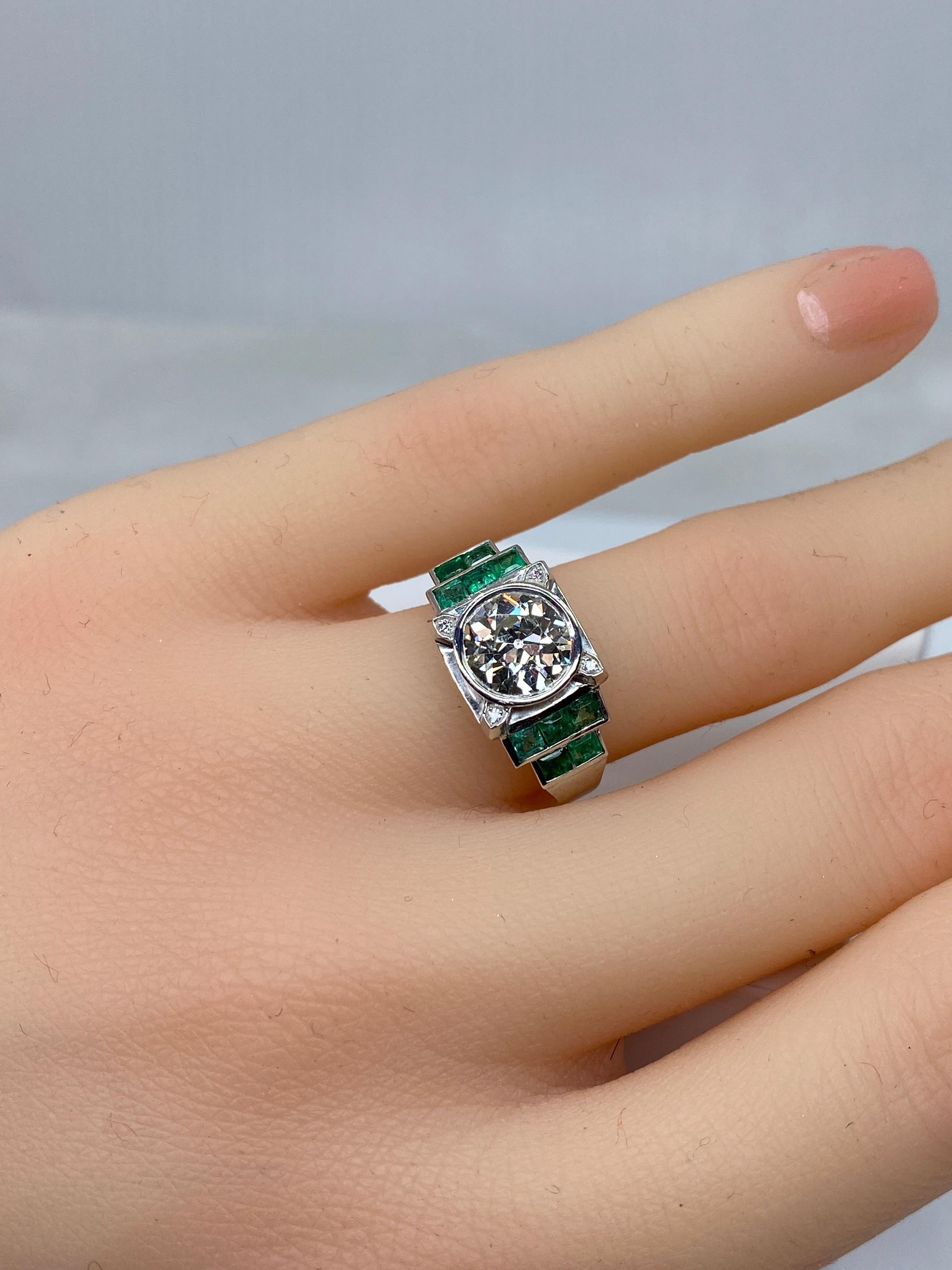 Women's or Men's Platinium Engagement Ring Set with a 1.55 Carat Diamond Backed by Emeralds, 1900 For Sale