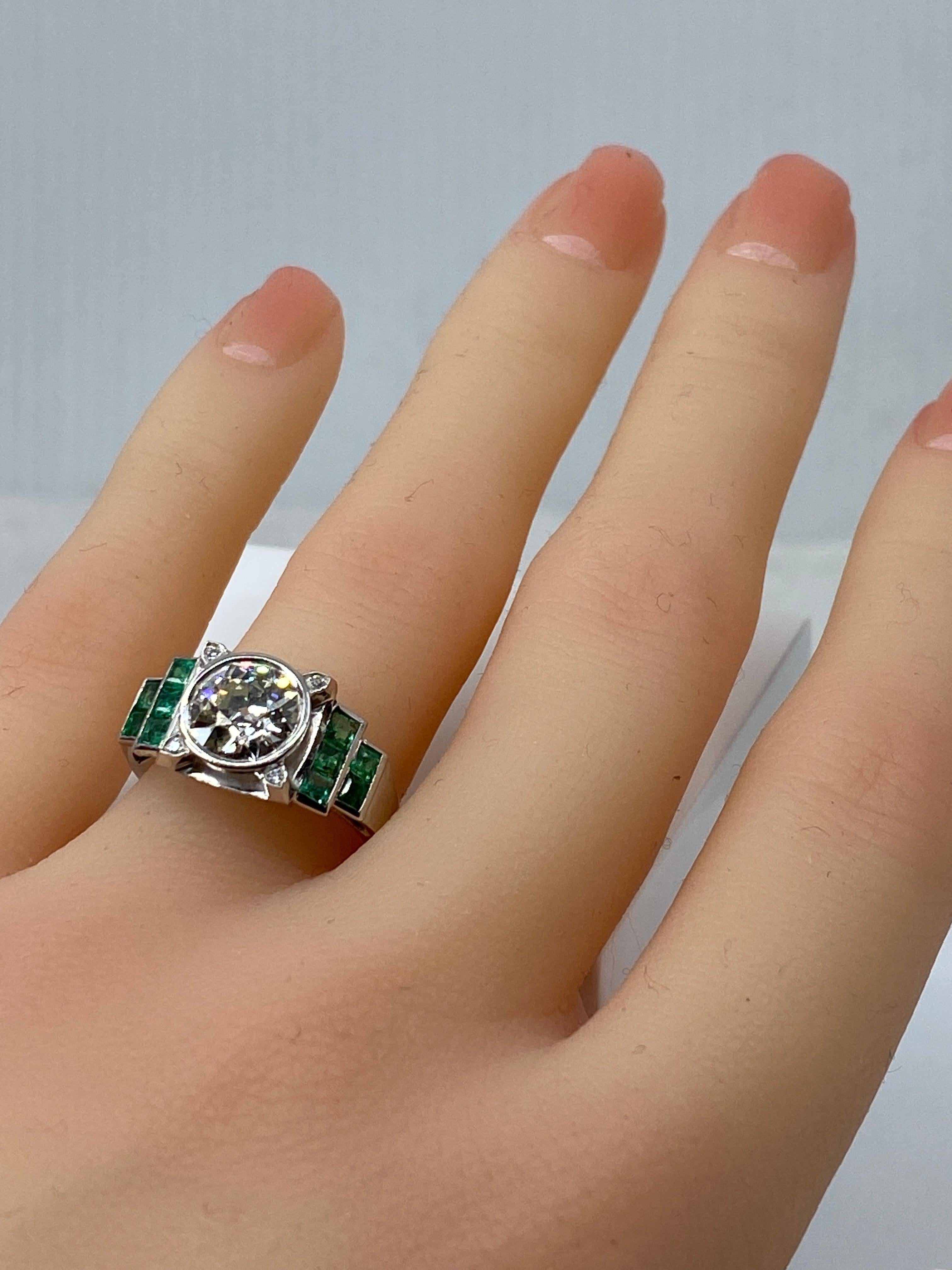 Platinium Engagement Ring Set with a 1.55 Carat Diamond Backed by Emeralds, 1900 For Sale 1