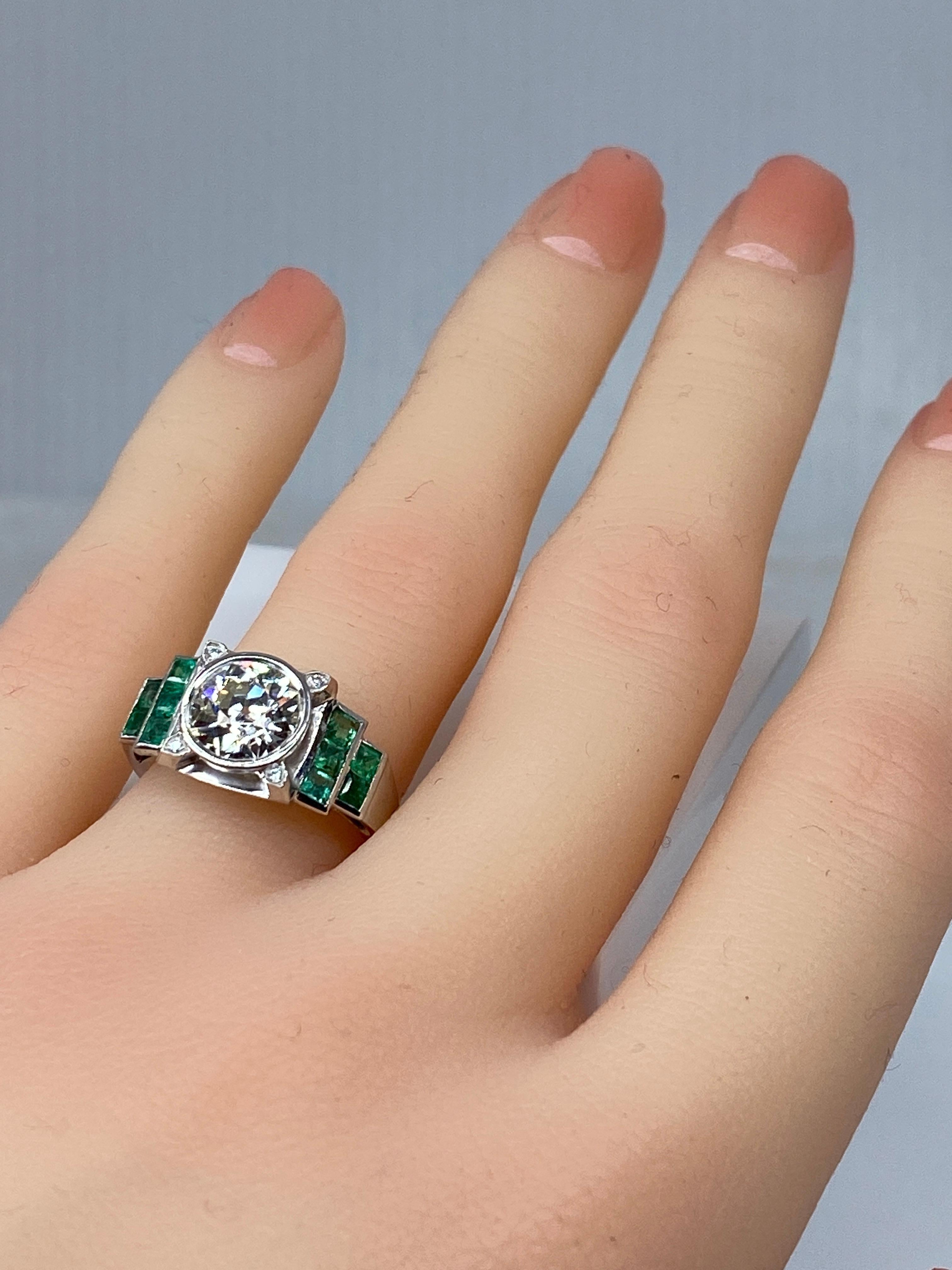 Platinium Engagement Ring Set with a 1.55 Carat Diamond Backed by Emeralds, 1900 For Sale 2