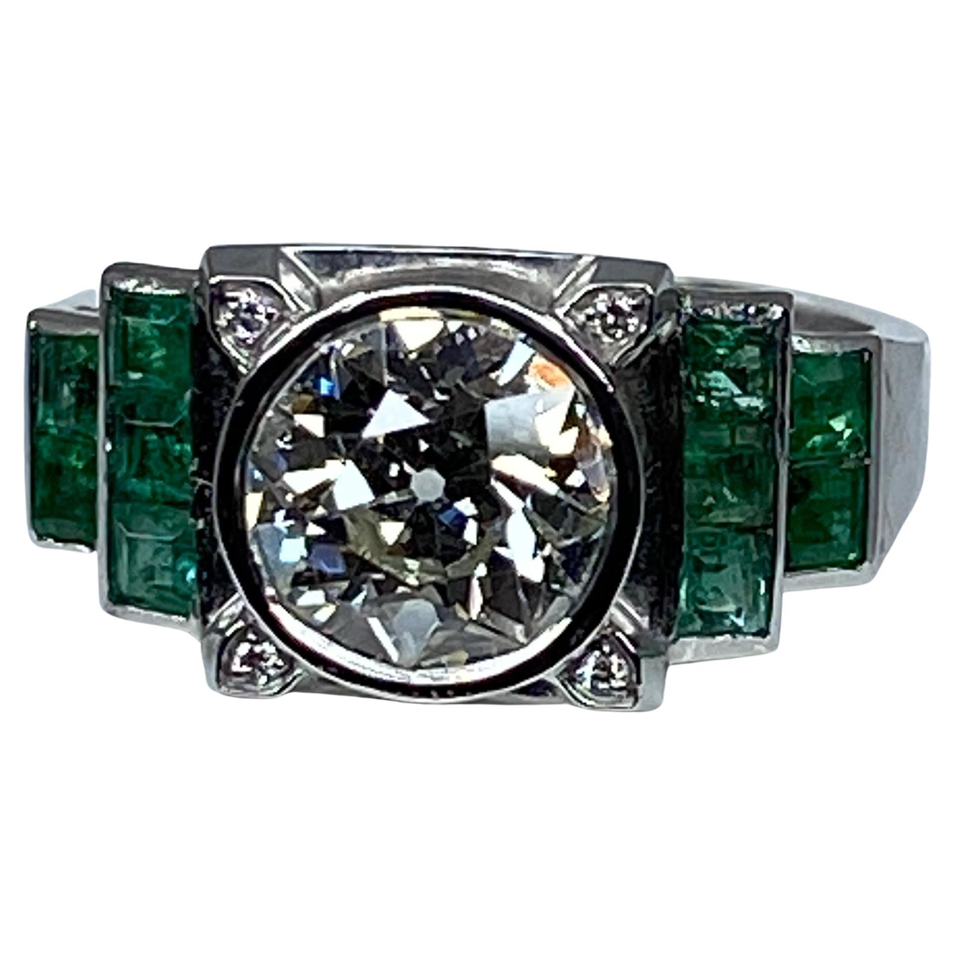 Platinium Engagement Ring Set with a 1.55 Carat Diamond Backed by Emeralds, 1900 For Sale