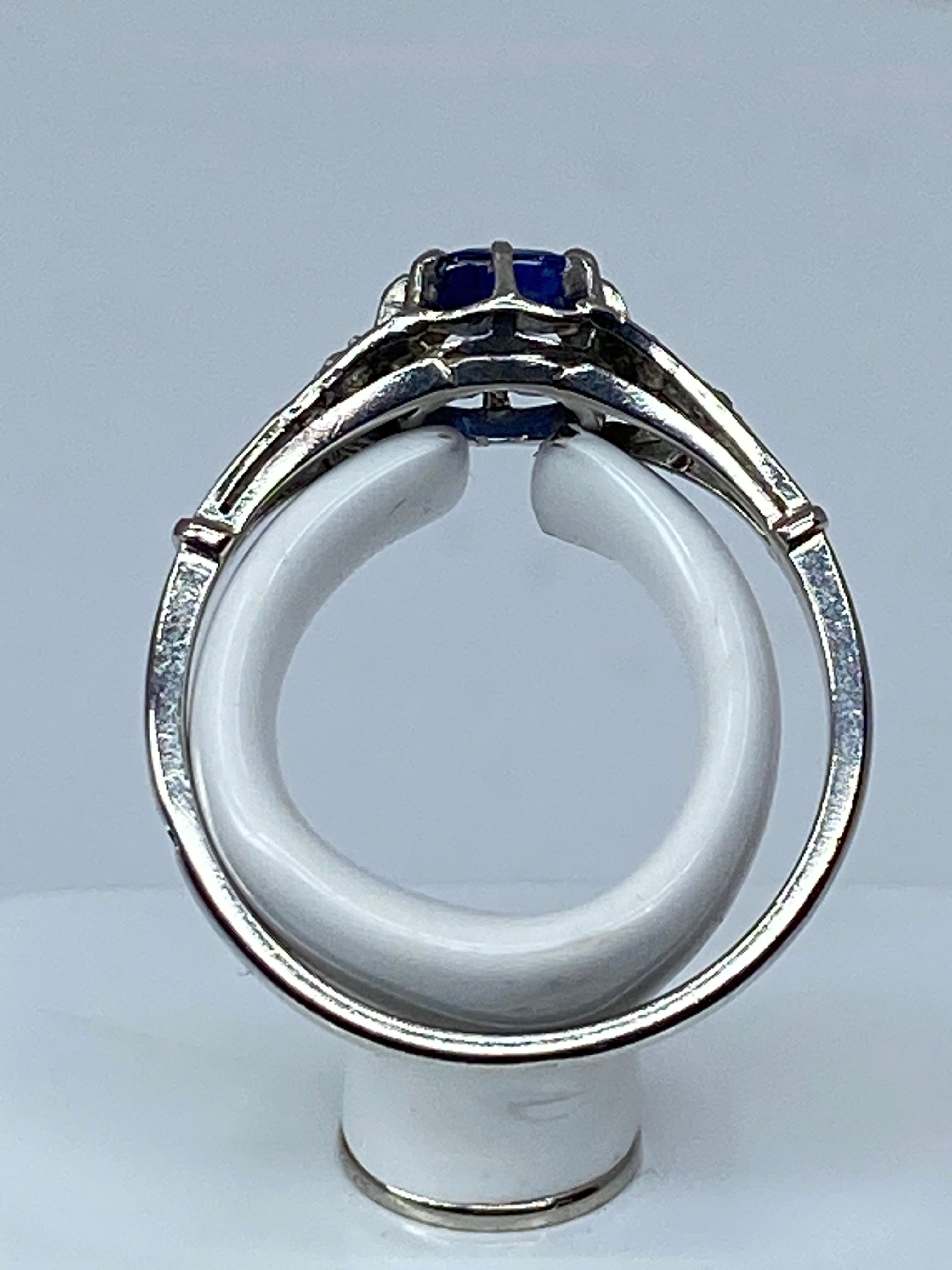 Platinium ring set with a sapphire and diamonds, circa 1900 4