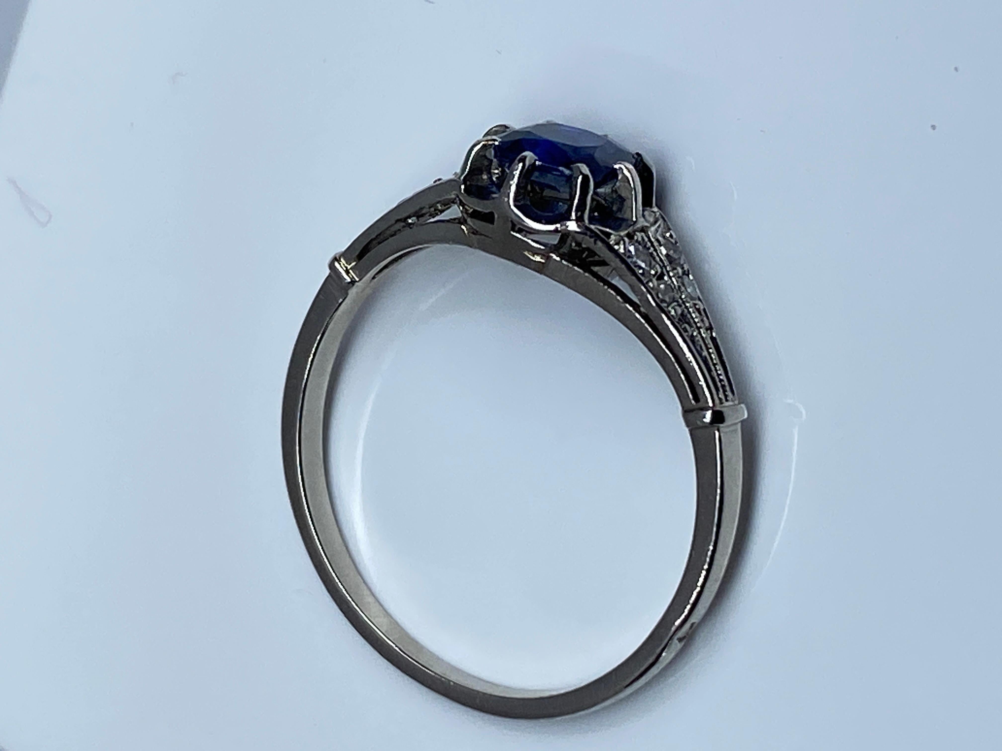 Platinium ring set with a sapphire and diamonds, circa 1900 7