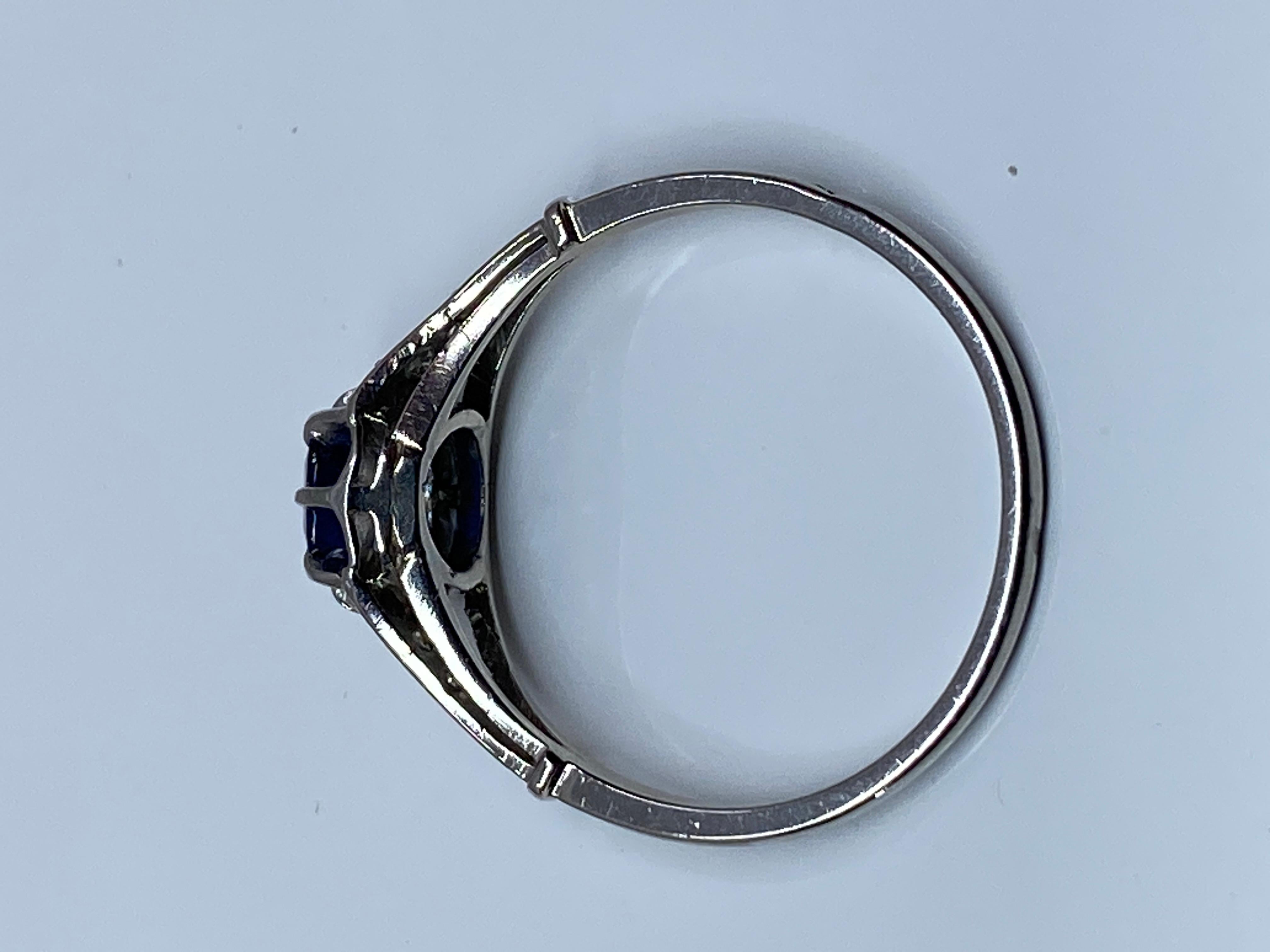 Platinium ring set with a sapphire and diamonds, circa 1900 11