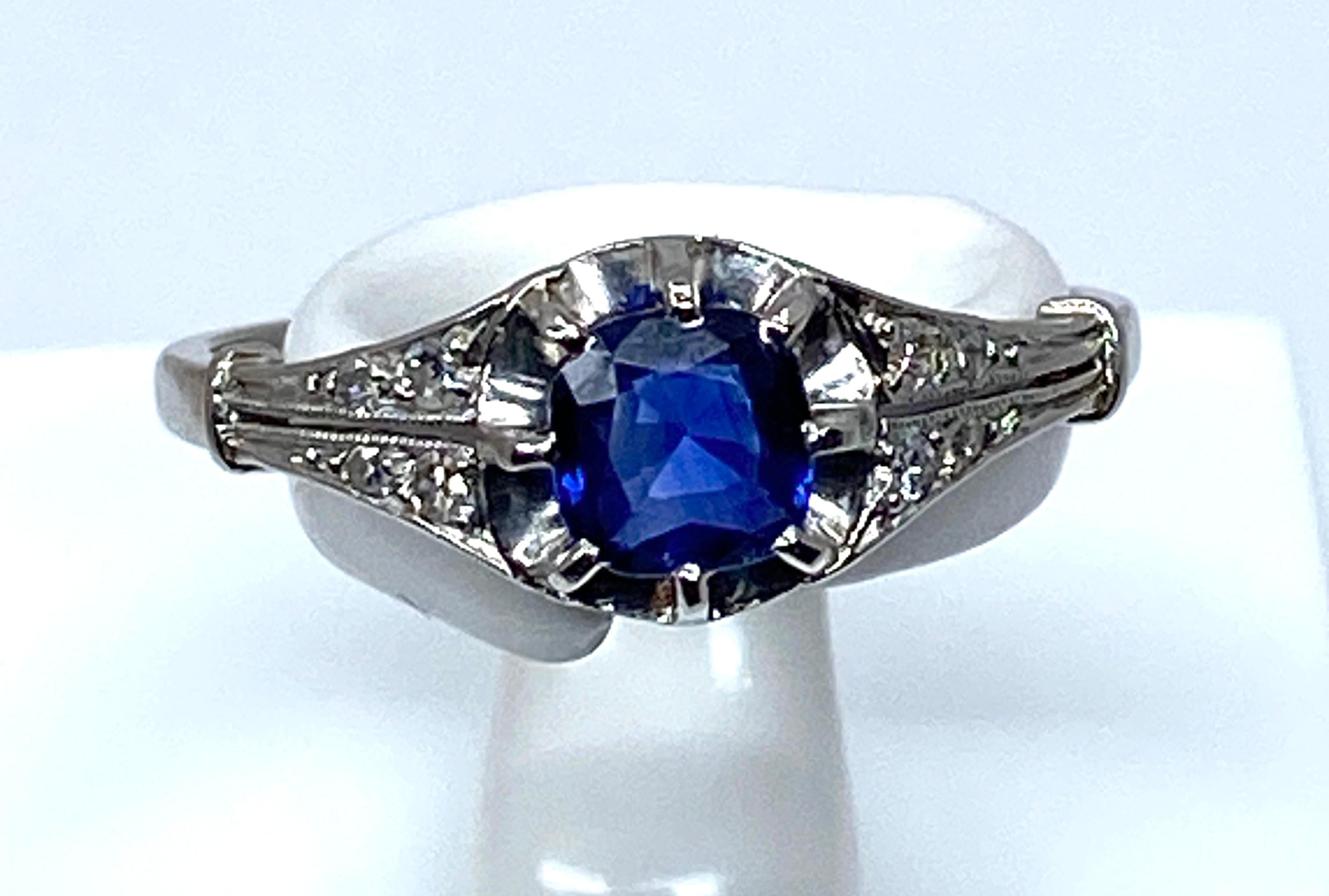 Art Nouveau Platinium ring set with a sapphire and diamonds, circa 1900