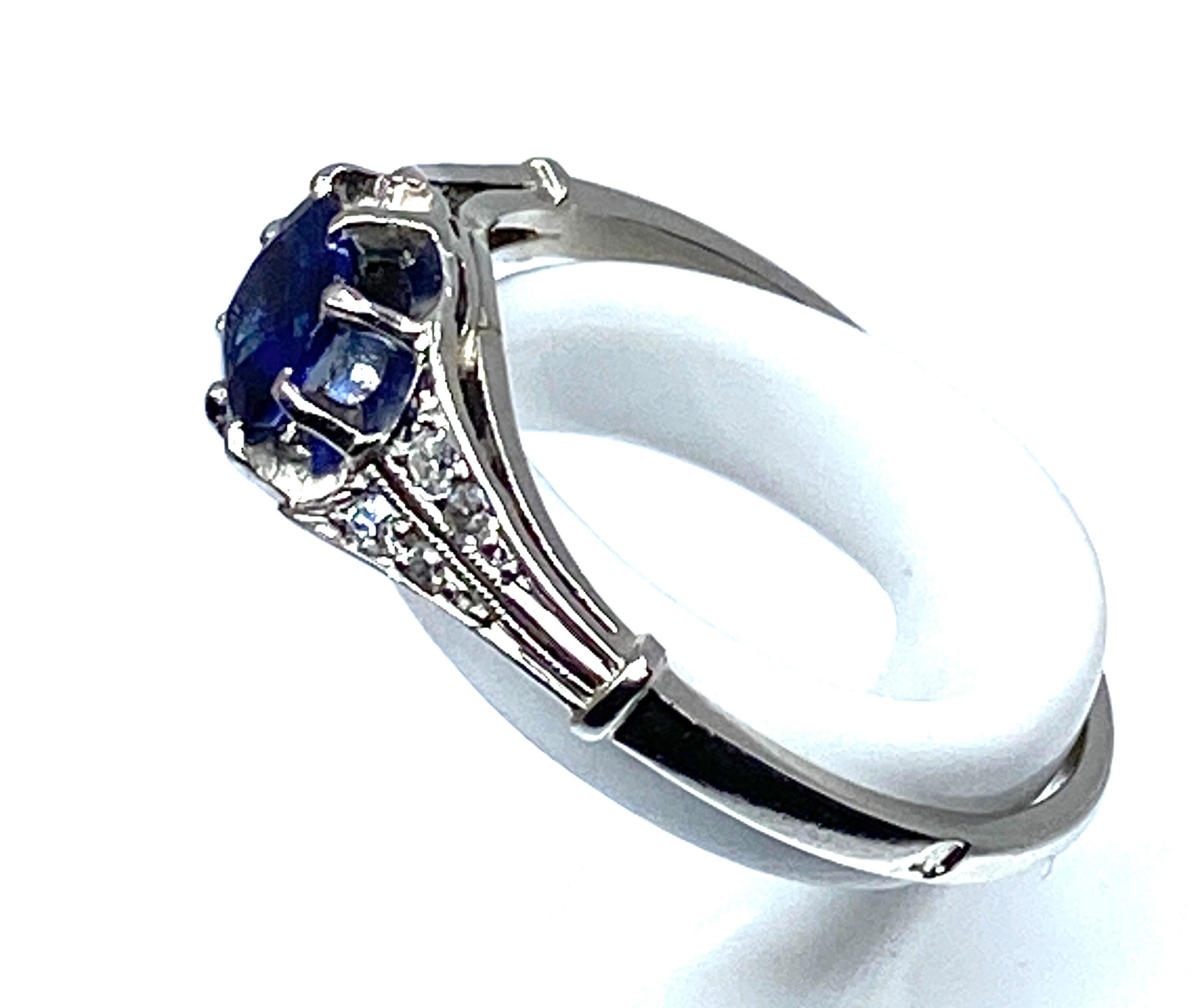 Platinium ring set with a sapphire and diamonds, circa 1900 In Good Condition In VERSAILLES, FR