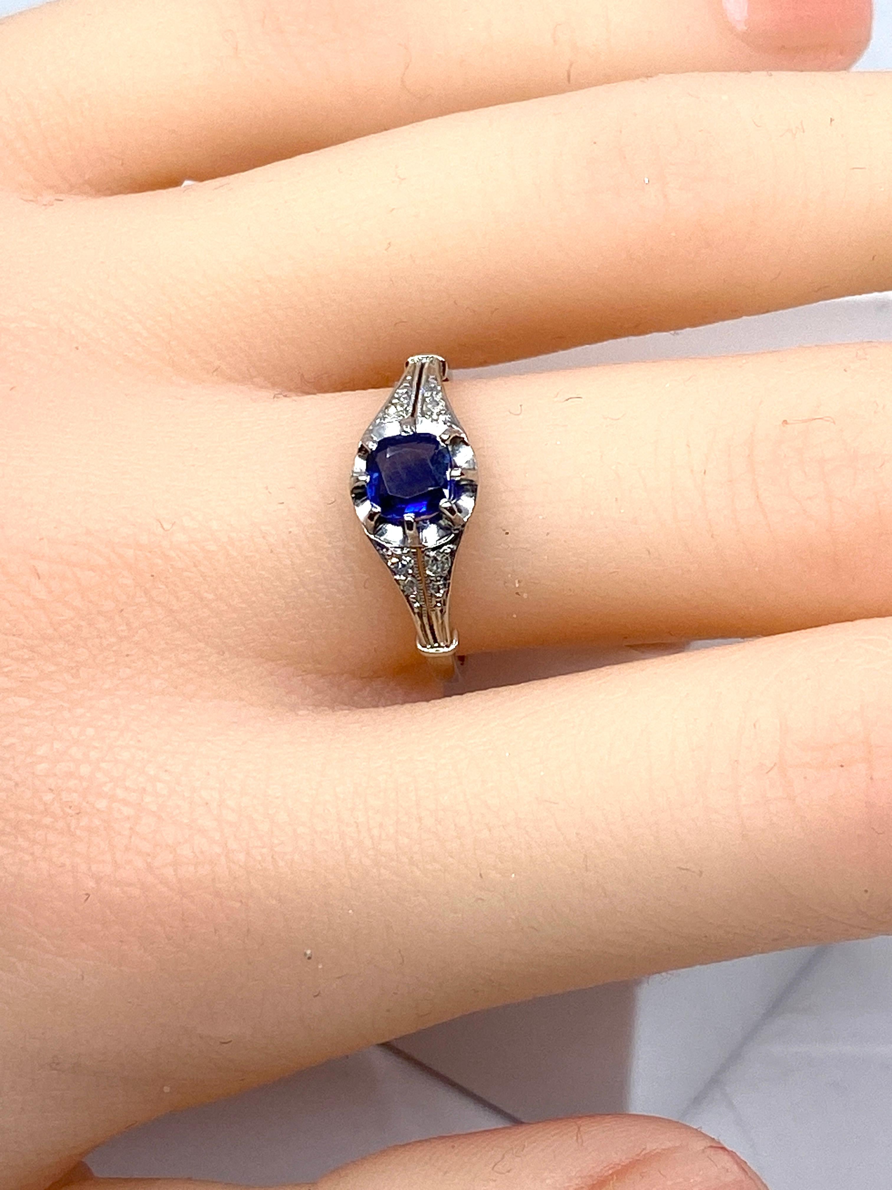 Platinium ring set with a sapphire and diamonds, circa 1900 2