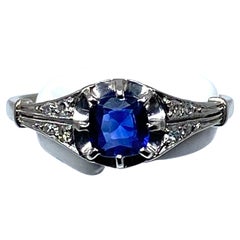 Platinium ring set with a sapphire and diamonds, circa 1900