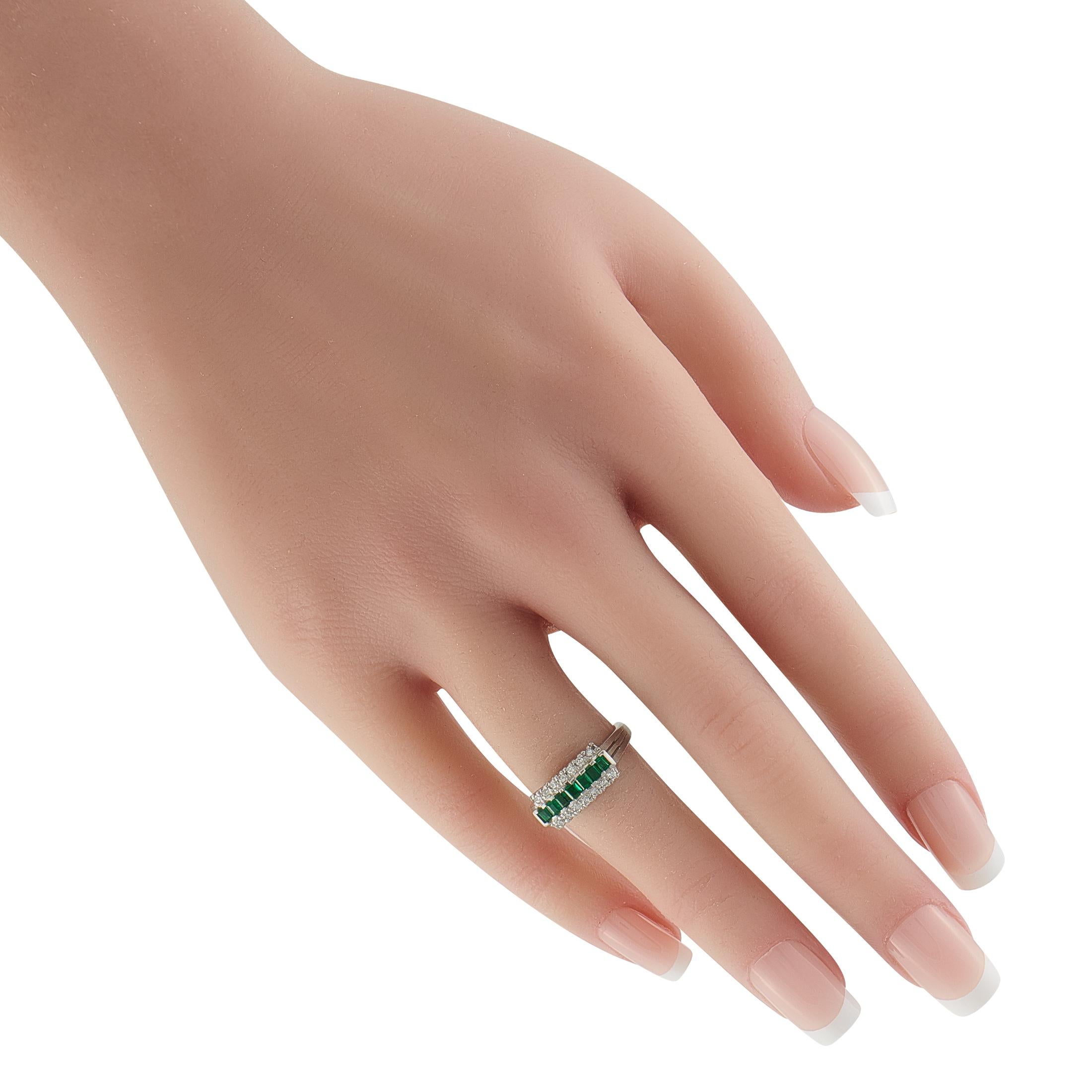 Taille ronde Platinum 0.13ct Diamond and Emerald Ring MF52-101625 en vente