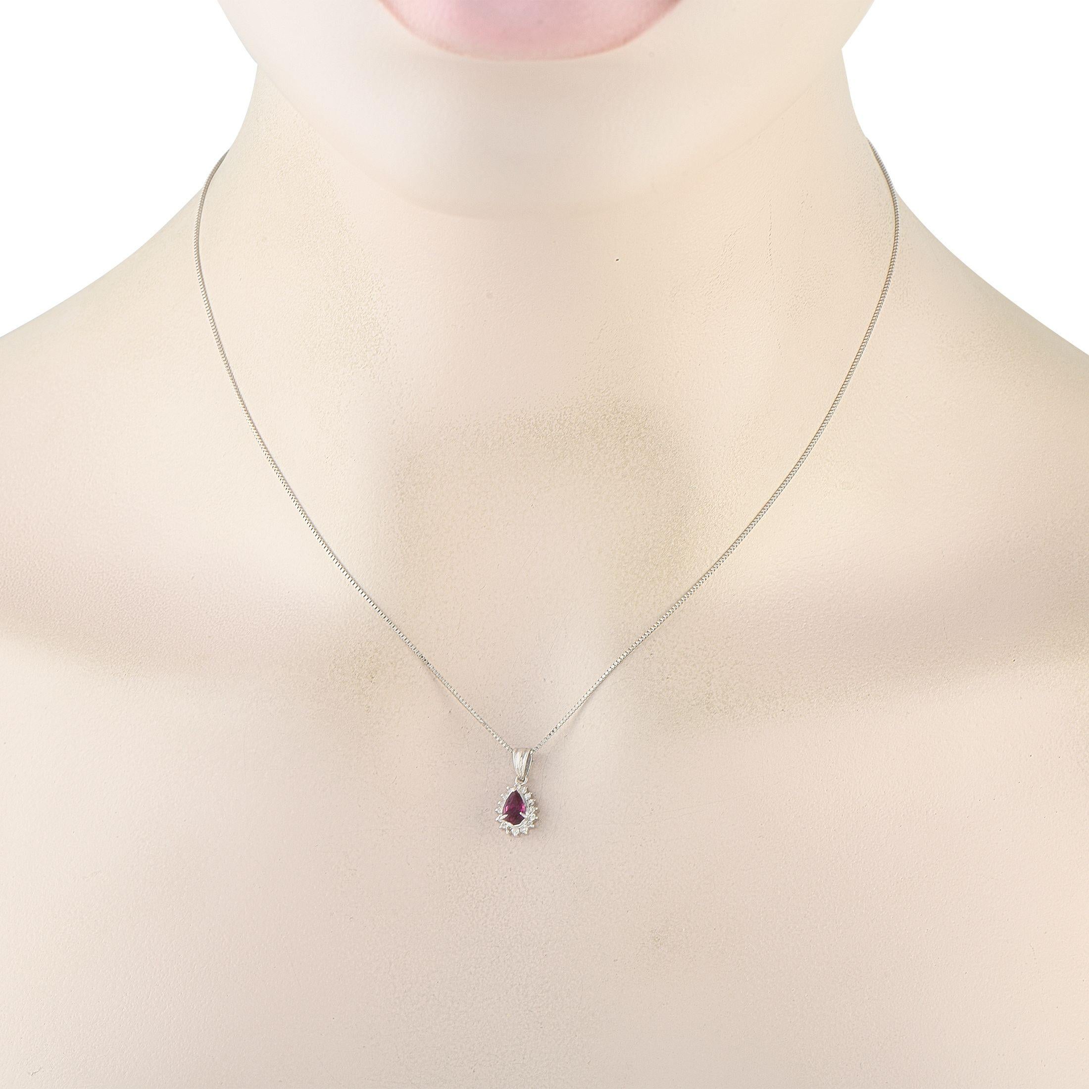Questa collana tradizionale emana charme e raffinatezza classica. Il rubino centrale da 0,38 carati aggiunge un tocco di colore a questo squisito accessorio, mentre i diamanti scintillanti da 0,14 carati offrono un'ulteriore scintilla. Incastonato