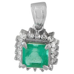 Ciondolo in platino con diamante e smeraldo da 0,15 carati MF22-121625