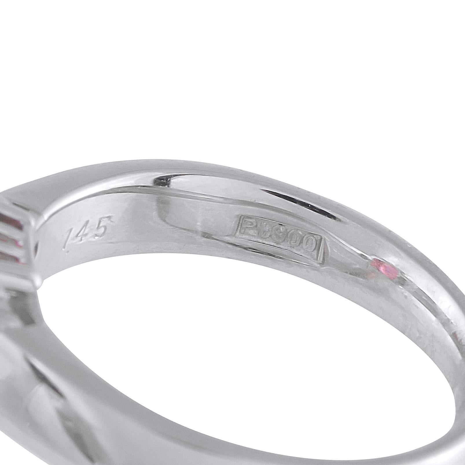 Platinum 0.17ct Diamond and Ruby Three-Stone Ring MF14-101725 In condizioni ottime in vendita a Southampton, PA