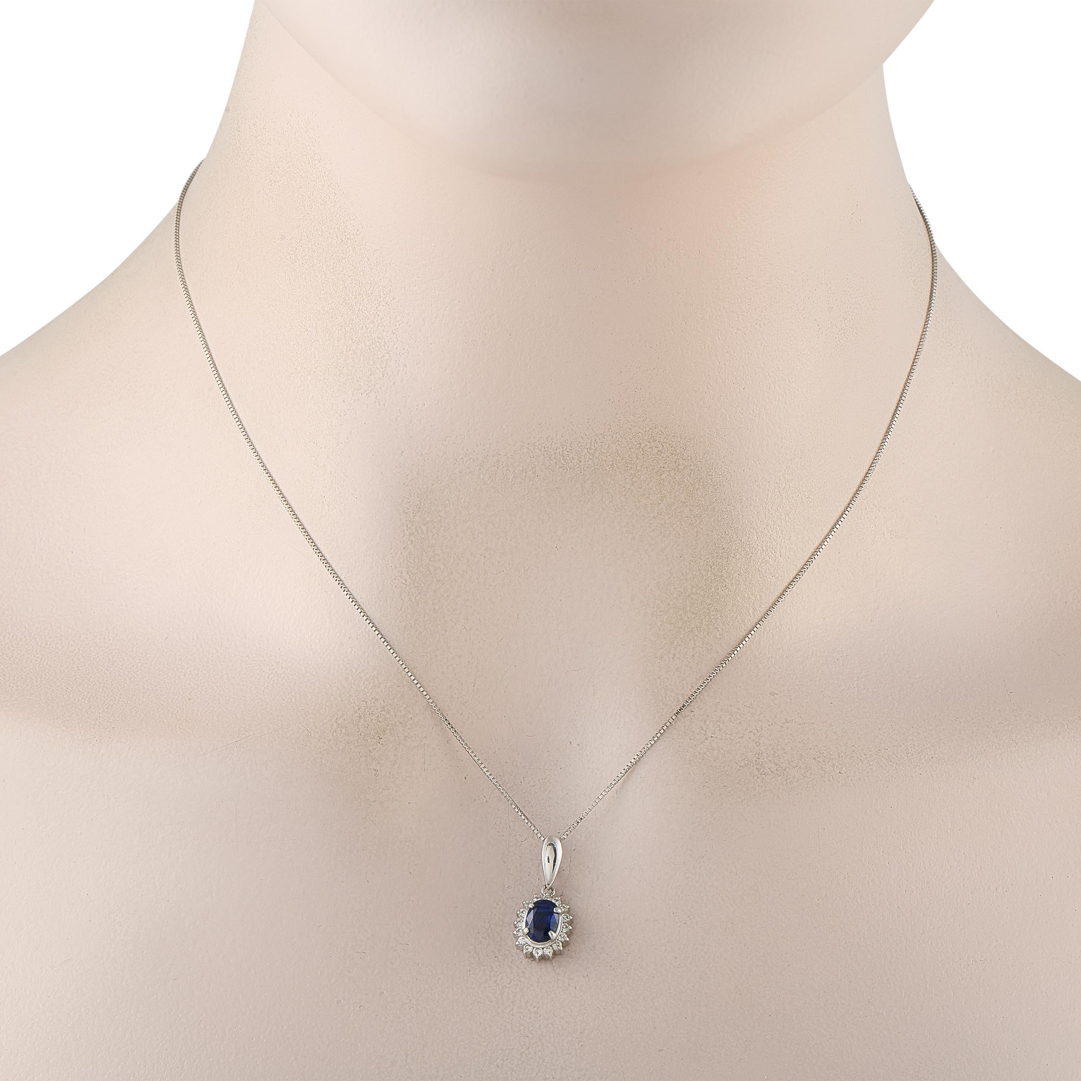 Las cosas bonitas vienen en frascos pequeños. Este collar exhibe un pequeño colgante en un cierre de lágrima pulida sujeto por una cadena de caja. El colgante presenta un zafiro facetado con su profundo tono azul realzado por el destello helado de