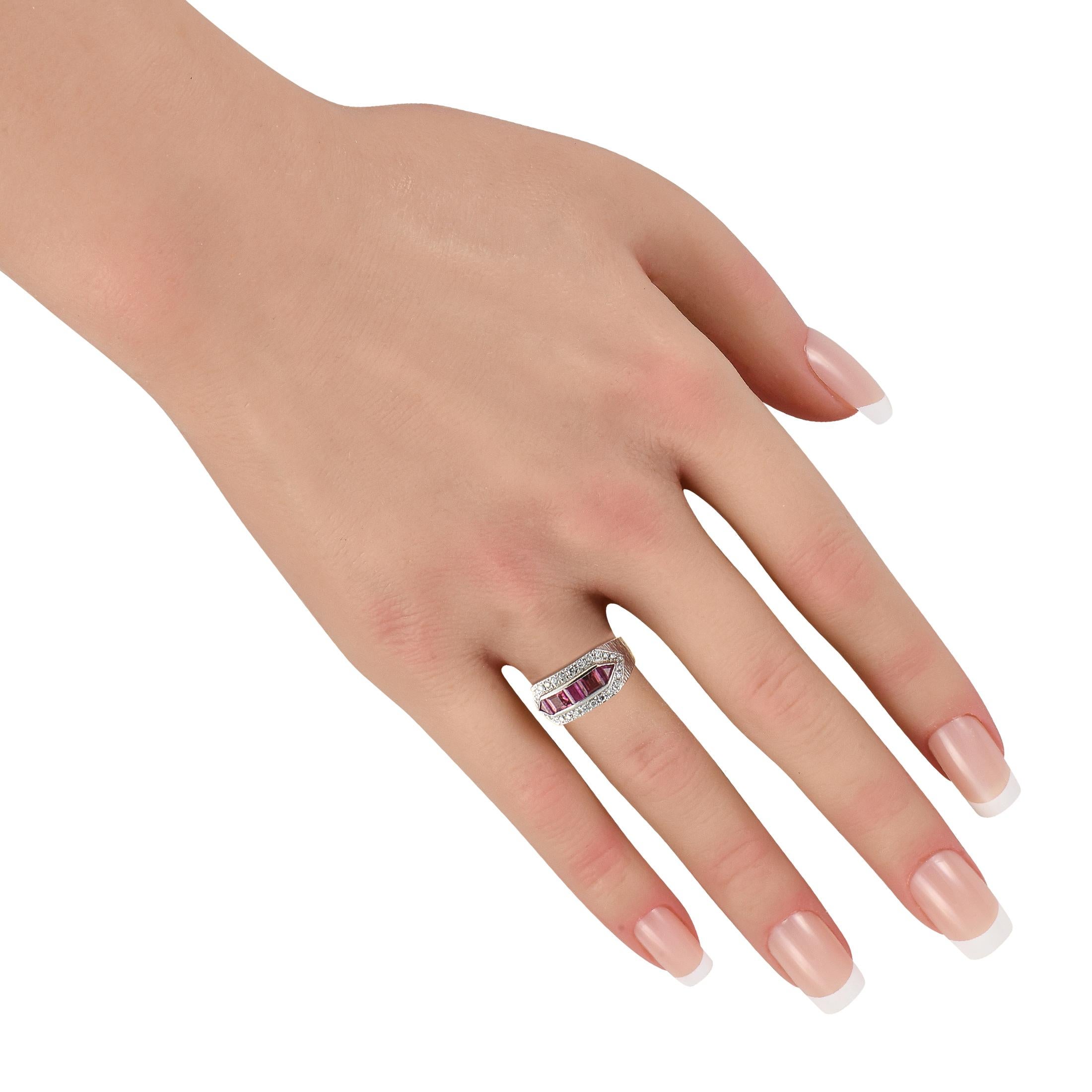 Platinum 0.20ct Diamond and Pink Sapphire Ring MF39-110425 Corte redondo en venta