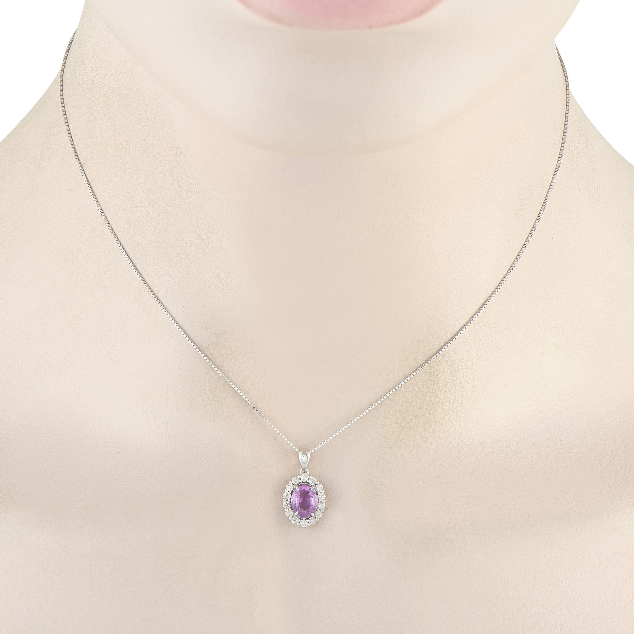 Un saphir ovale de 1,33 carat, d'un violet éclatant, rend ce collier tout simplement inoubliable. Des diamants d'un poids total de 0,21 carat entourent la pierre centrale et permettent à cette pièce de s'animer à chaque fois qu'elle capte la