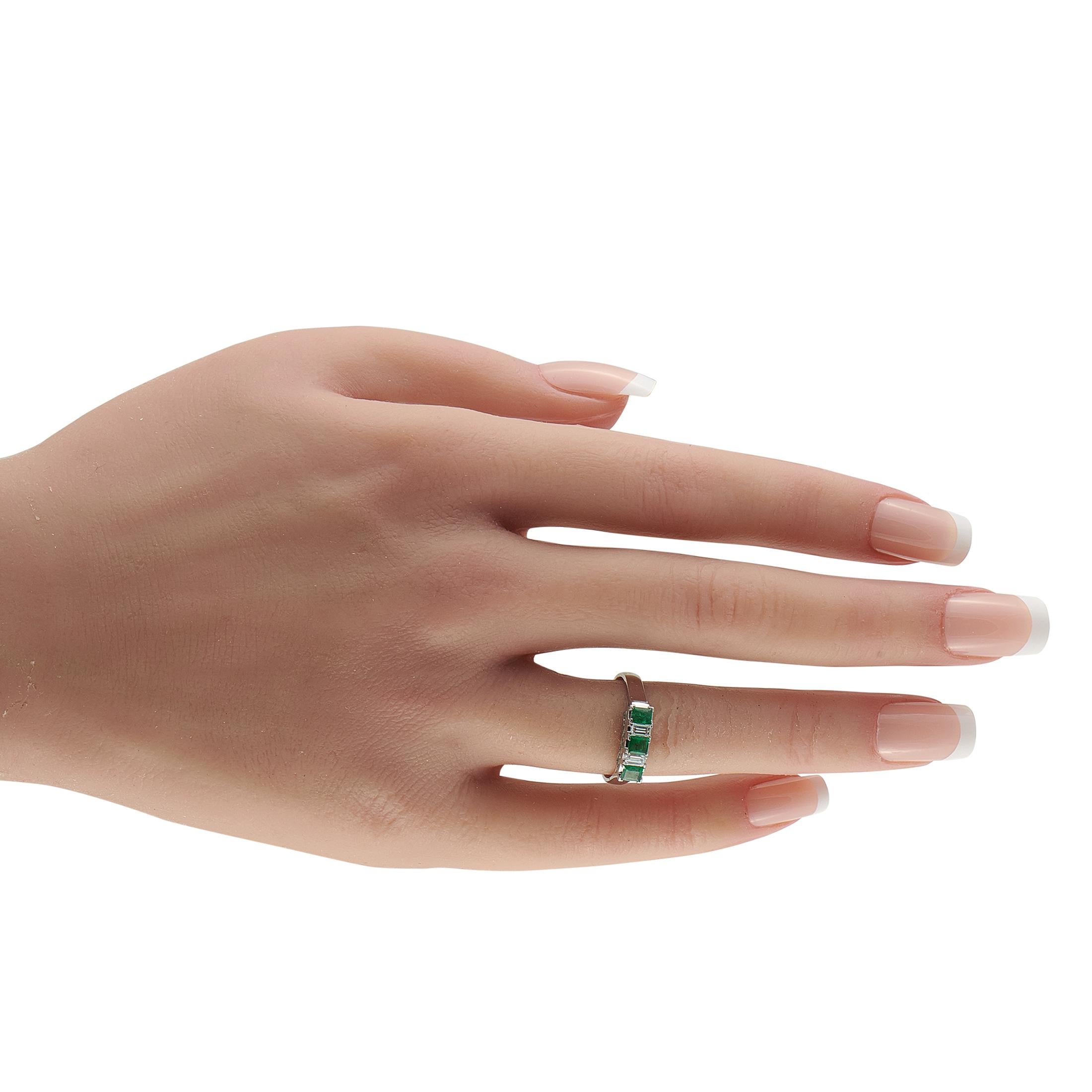 Platinum 0.23ct Diamond and Emerald Ring MF65-101625 Corte baguette en venta