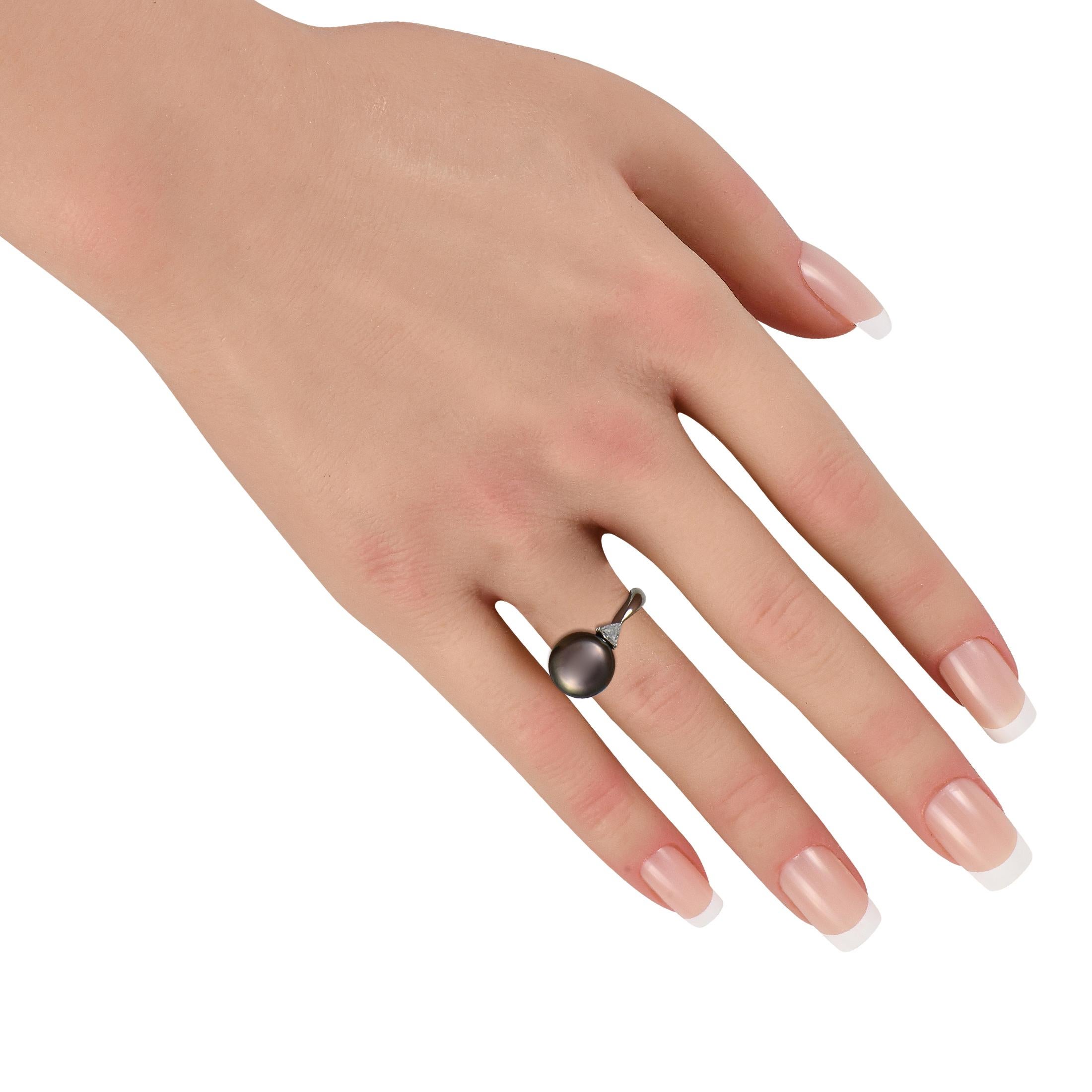 Platinum 0.24ct Diamond and Pearl Ring Corte trillion en venta