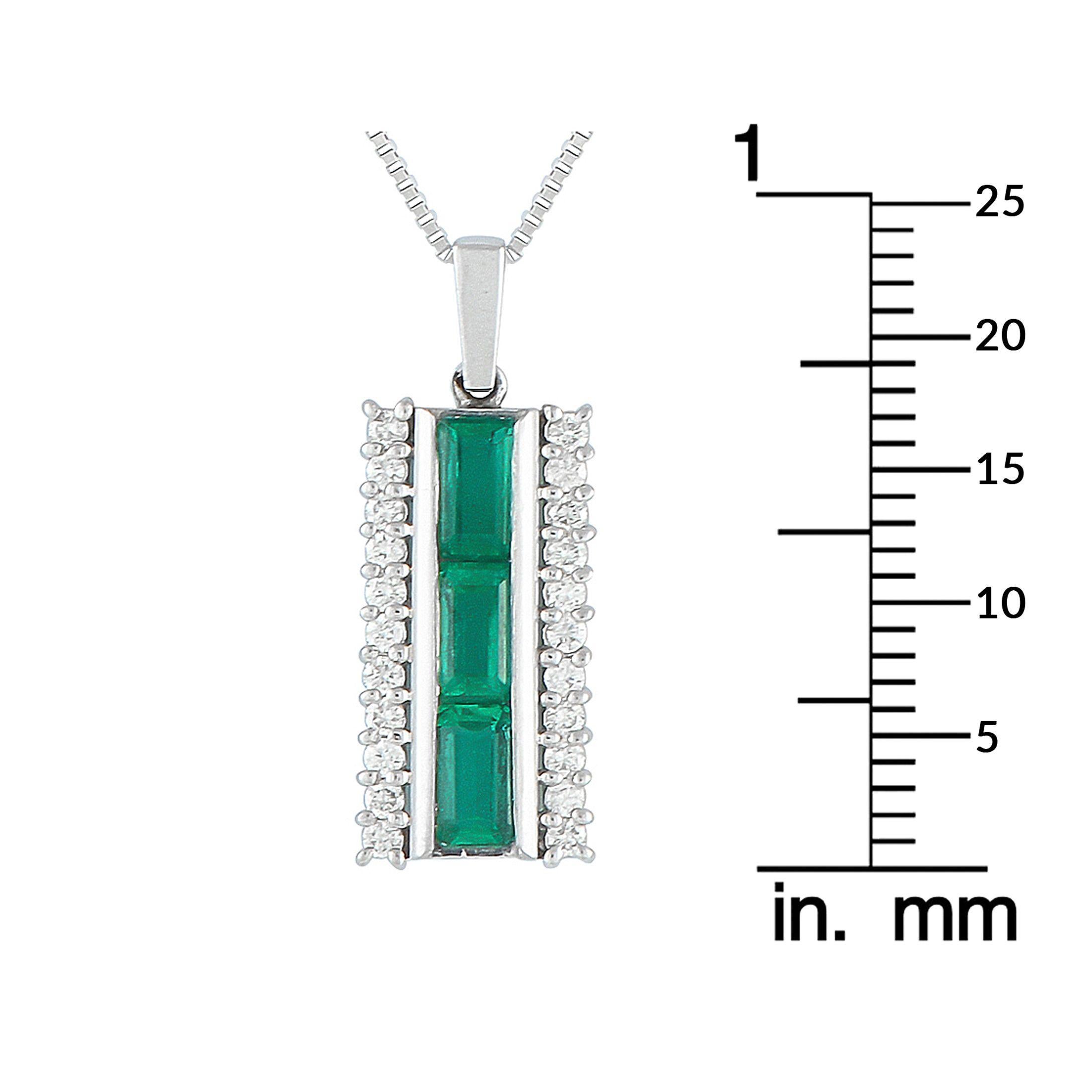 Collana con ciondolo a barretta in platino con diamante e smeraldo da 0,25 carati In condizioni ottime in vendita a Southampton, PA