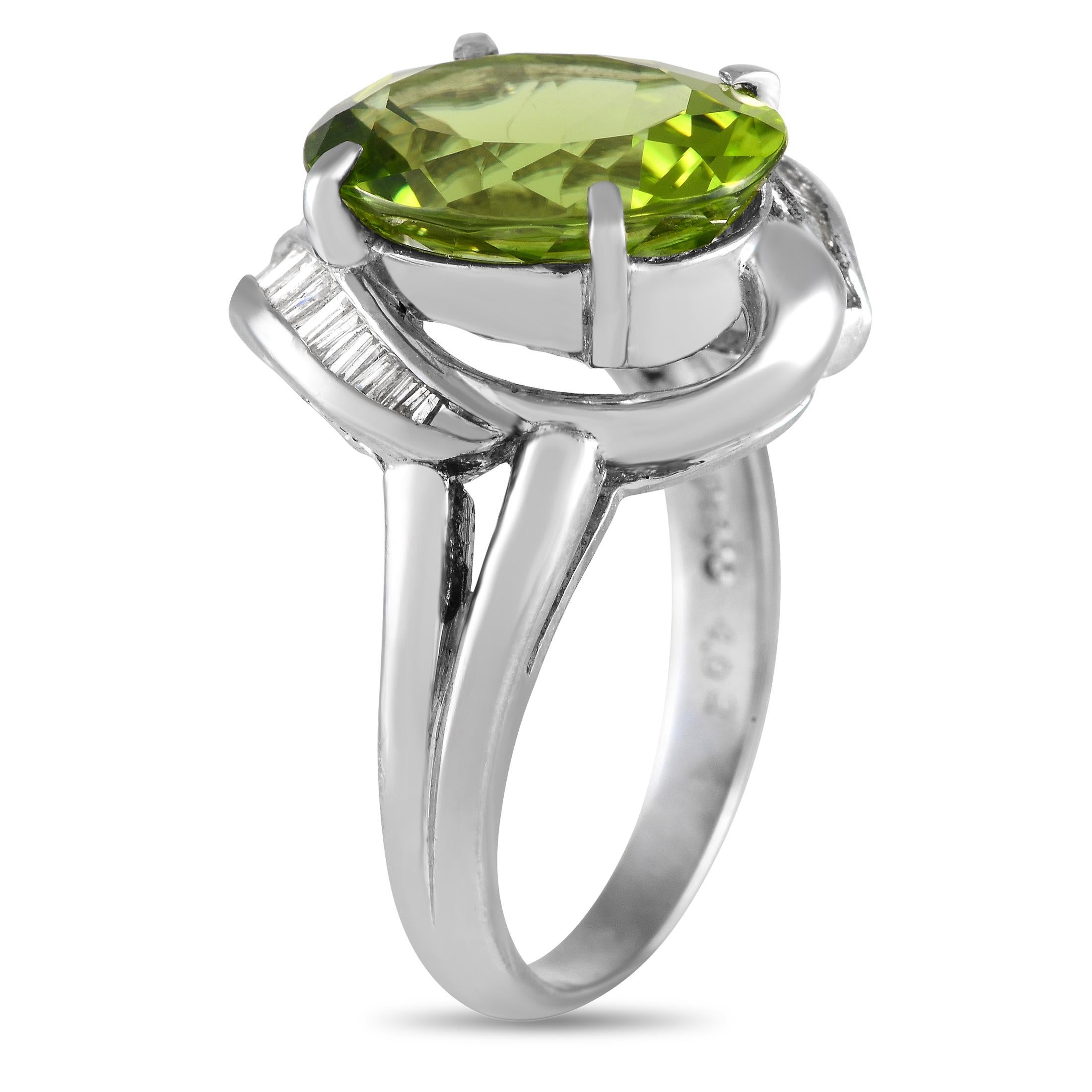 Verde, reluciente y precioso. Este anillo de platino destaca por su piedra central de peridoto de 4,92 quilates sostenida por un vástago partido. Los canales arremolinados de diamantes baguette cónicos dan a este impresionante anillo de peridoto un