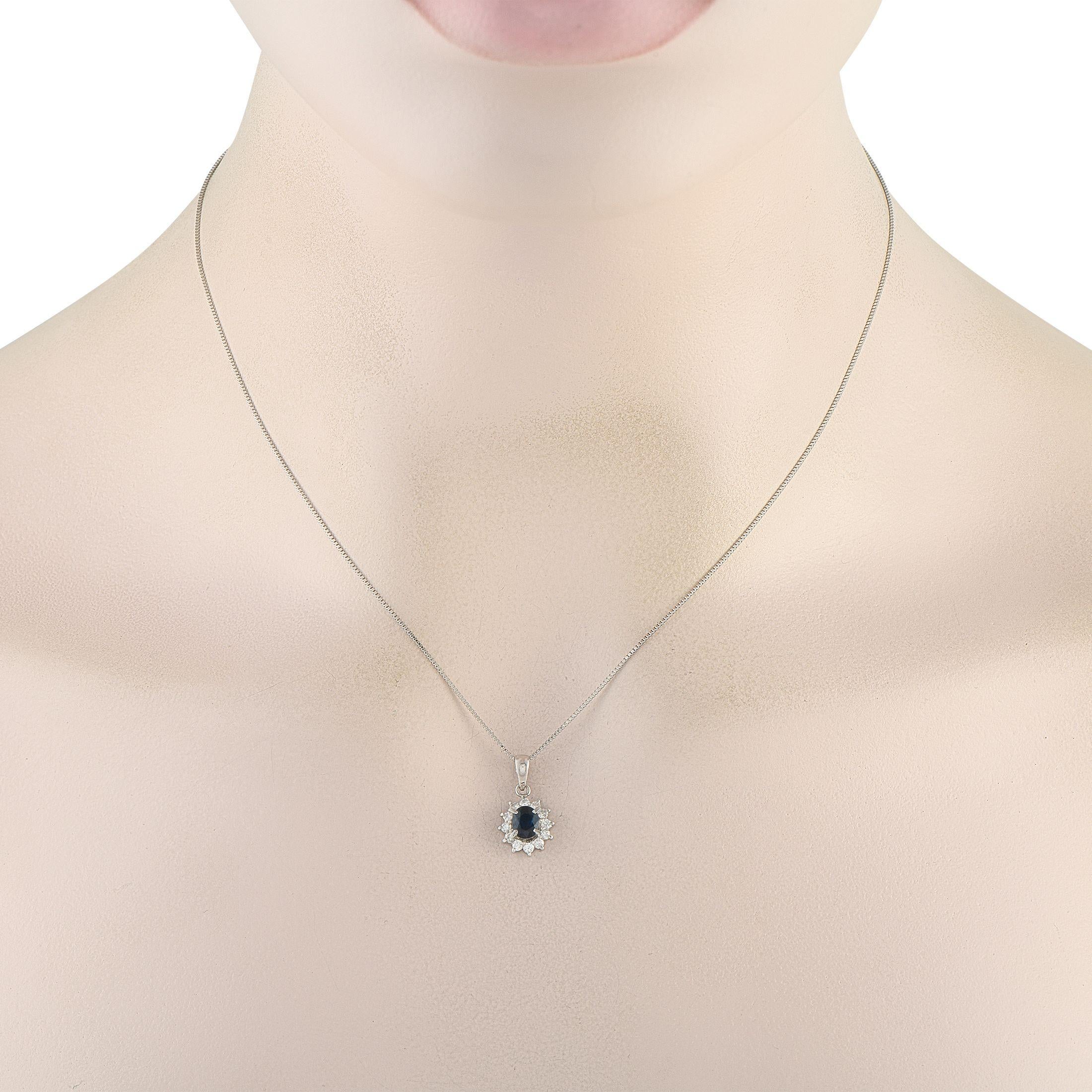 Una pieza que equilibra la presencia con la facilidad de uso. Este collar lleva una cadena de caja de platino, que ofrece un acabado moderno y una larga duración. Su colgante muestra un zafiro oval enmarcado por un radiante halo de diamantes. Las