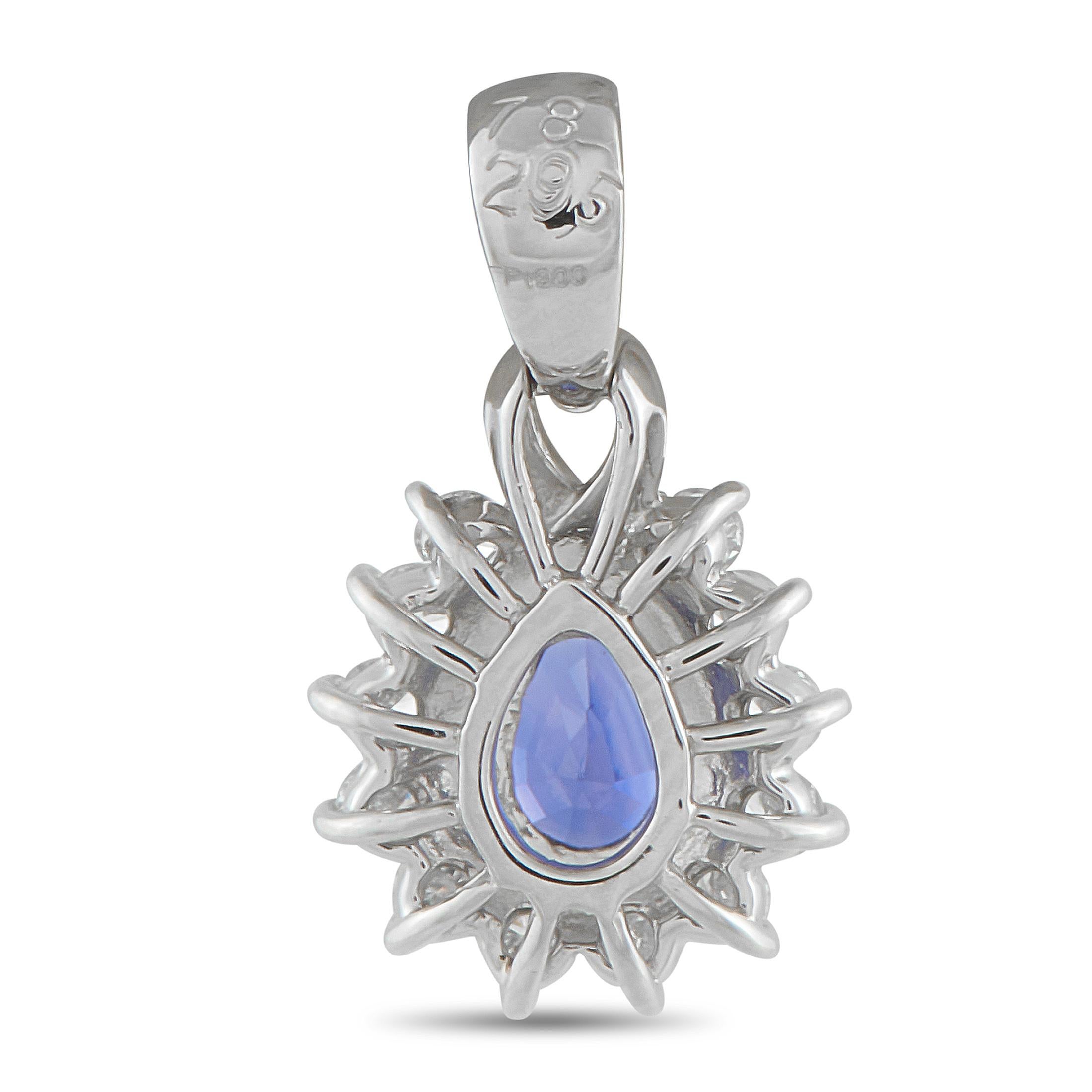 Un'opera che ha un significato profondo e allo stesso tempo è visivamente stupefacente. Questo ciondolo ha come cuore uno zaffiro blu da 0,78 carati con taglio a pera, scelto per il suo bellissimo colore. La gemma è fissata da tre rebbi su