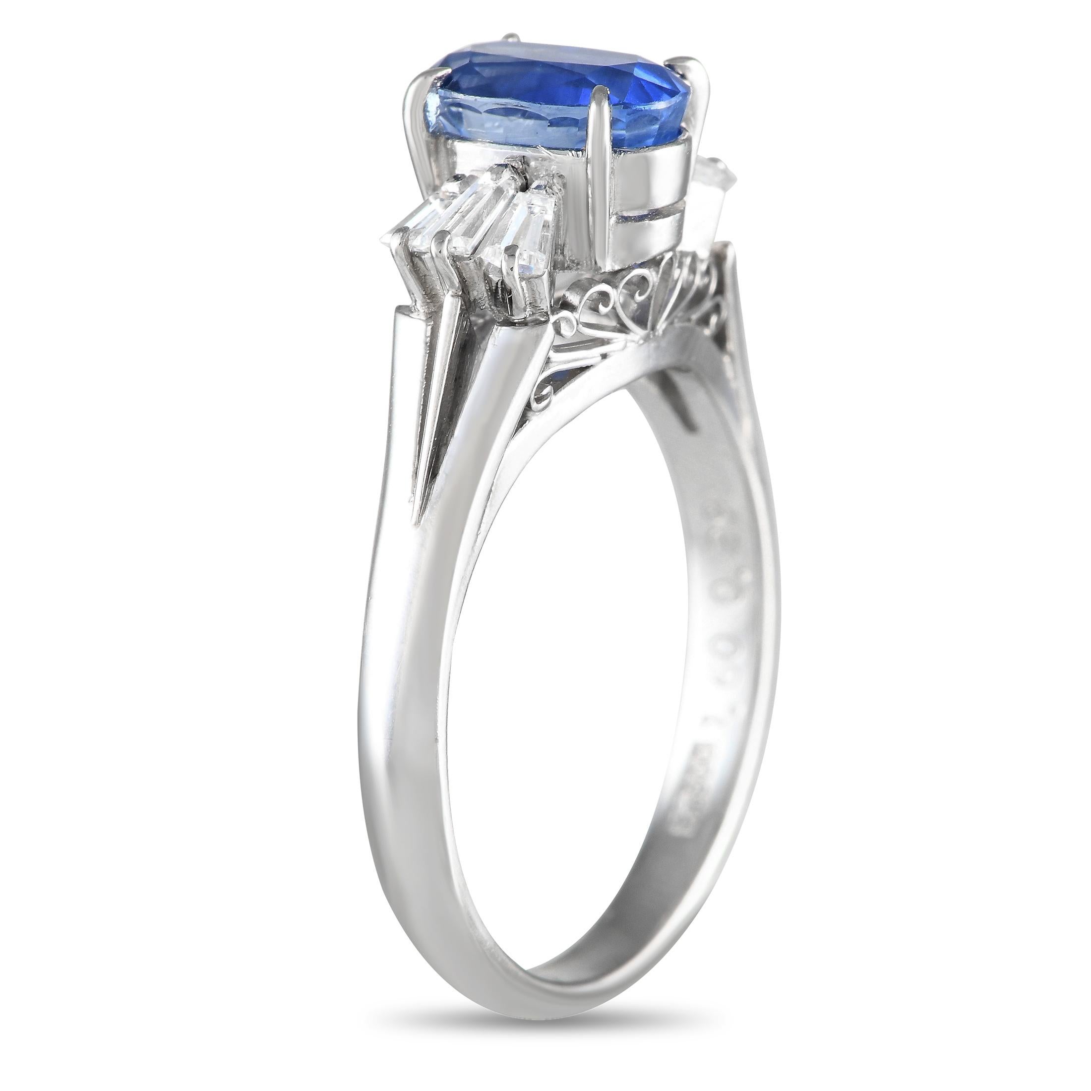 He aquí una elección sorprendente e inesperada para un anillo de compromiso. Este anillo de platino presenta una banda perfilada con hombros arqueados y divididos que conducen a una magnífica piedra central de zafiro de 1,60 quilates. La gema azul