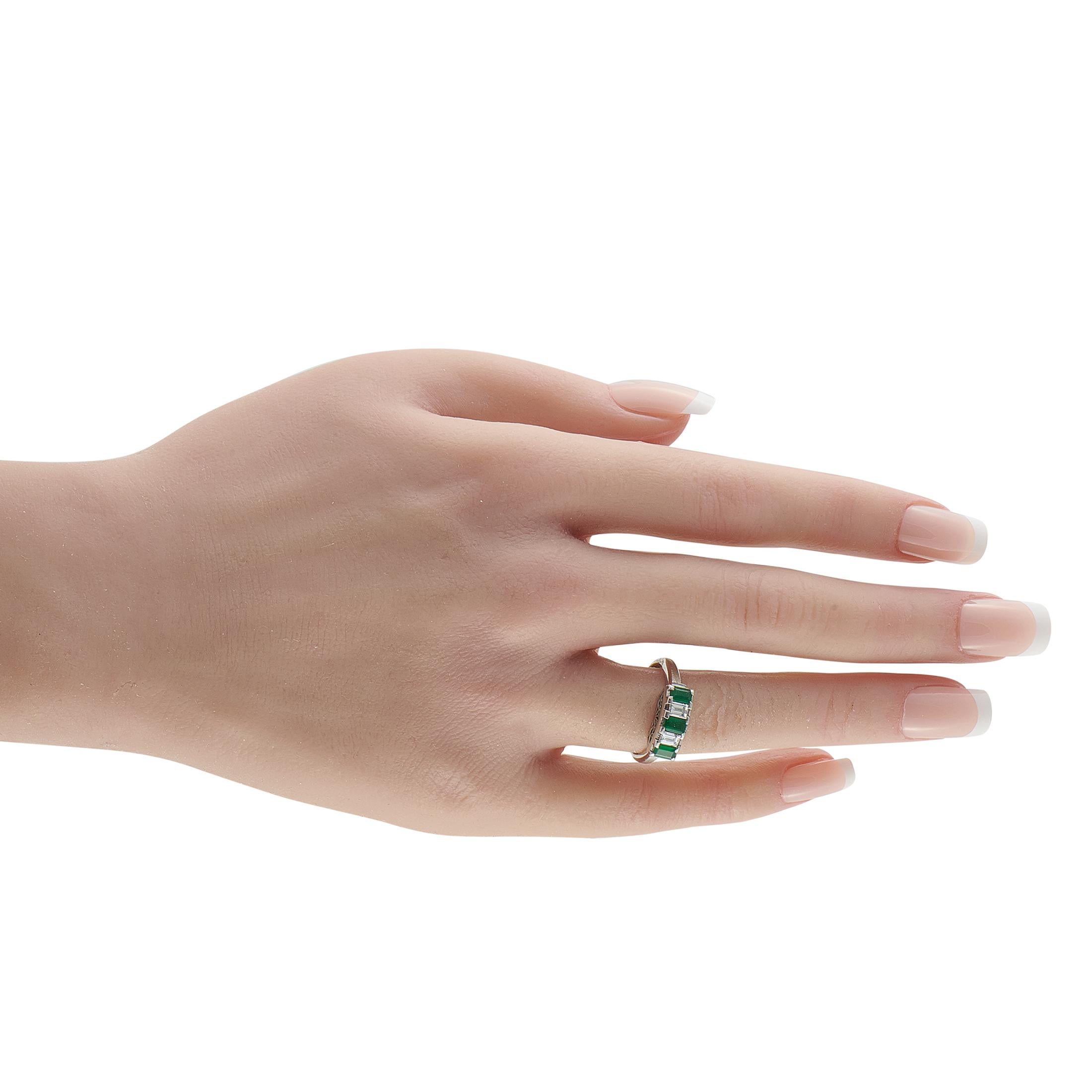 Platinum 0.30ct Diamond and Emerald Five-Stone Ring MF18-110525 Corte esmeralda en venta