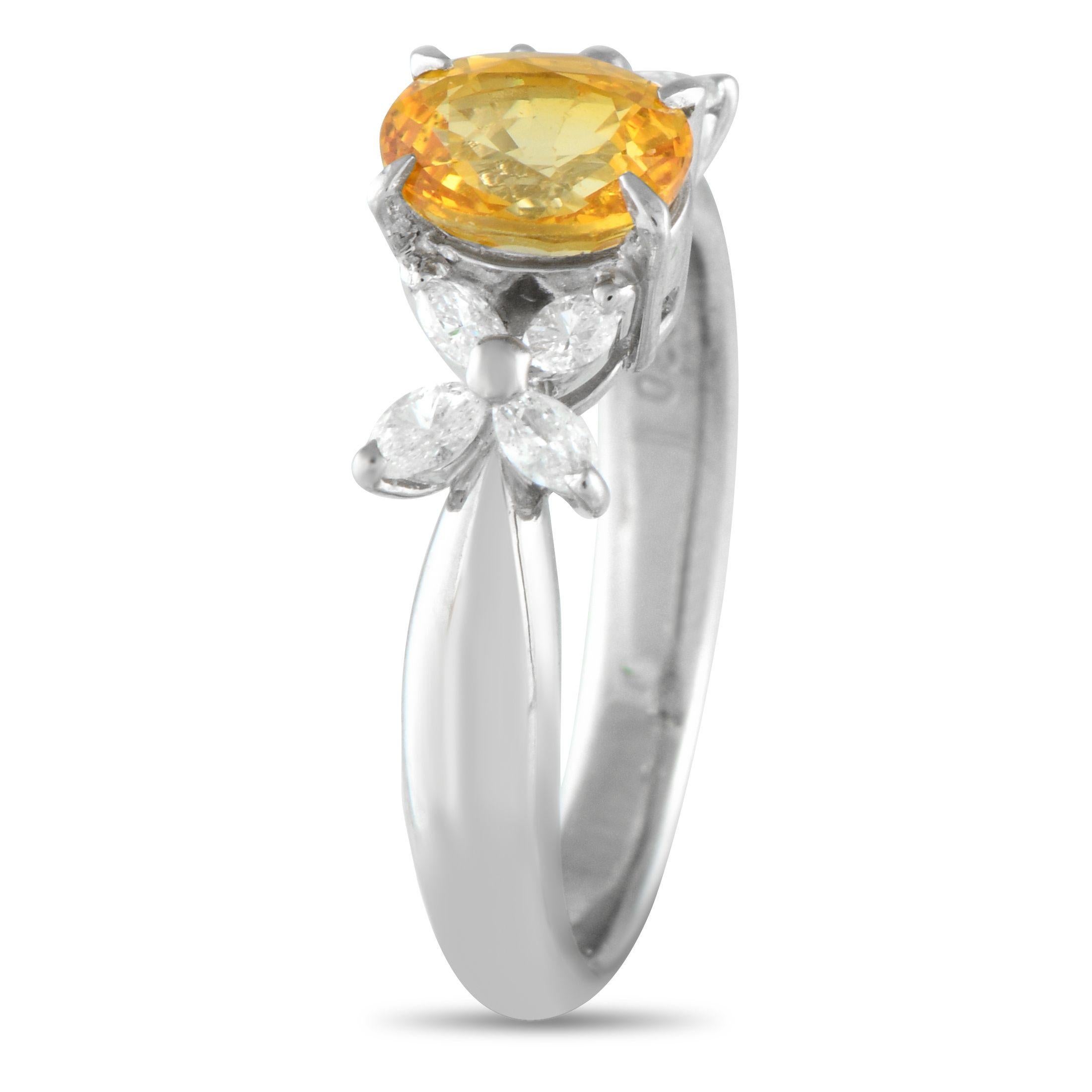 Cette bague simple et élégante ajoutera la touche de luxe parfaite à n'importe quel ensemble. La pierre centrale en saphir jaune de 1,45 carat rend cette pièce instantanément captivante, tandis que les accents en diamant totalisant 0,30 carat