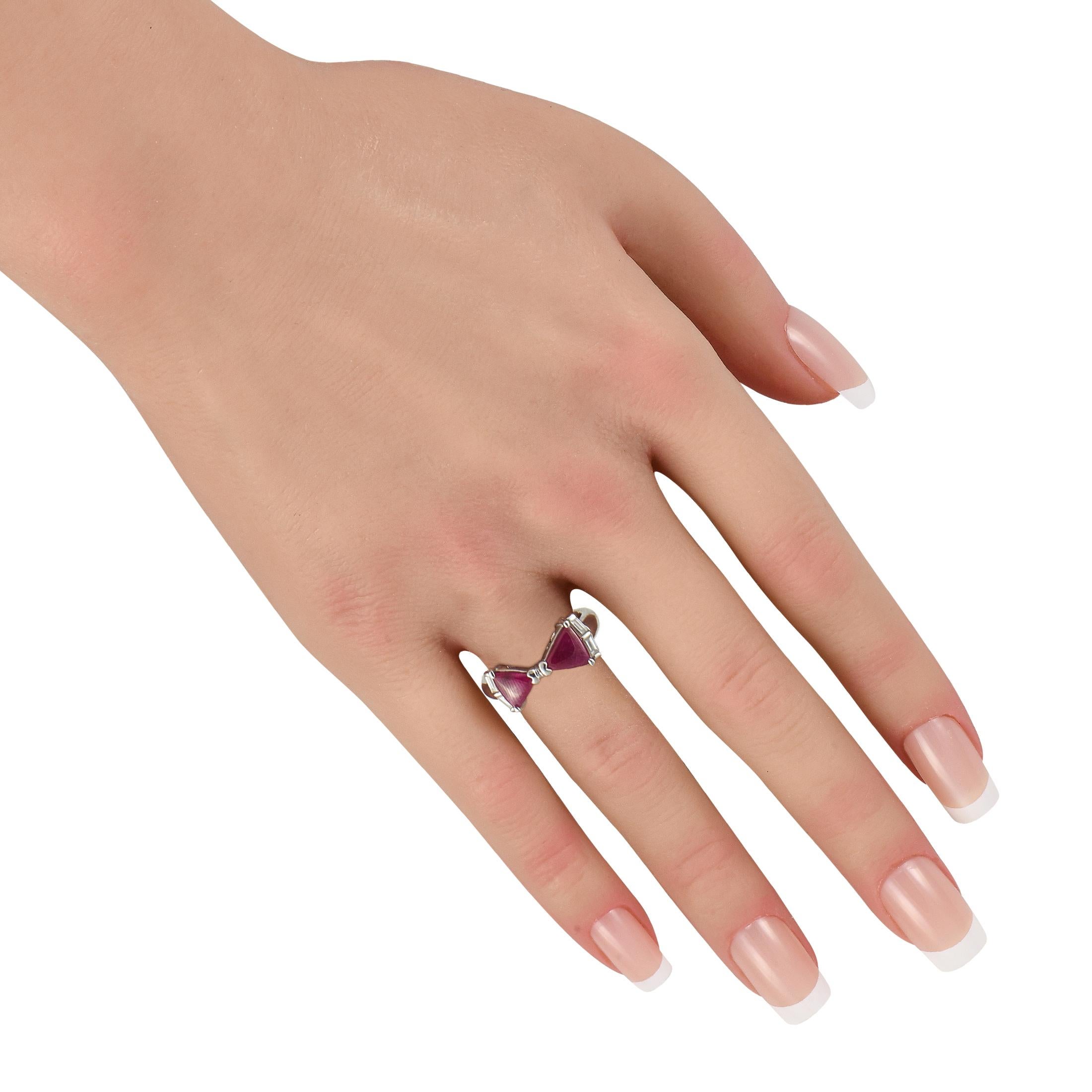 Platinum 0.33ct Diamond and Ruby Ring MF54-101725 Corte redondo en venta