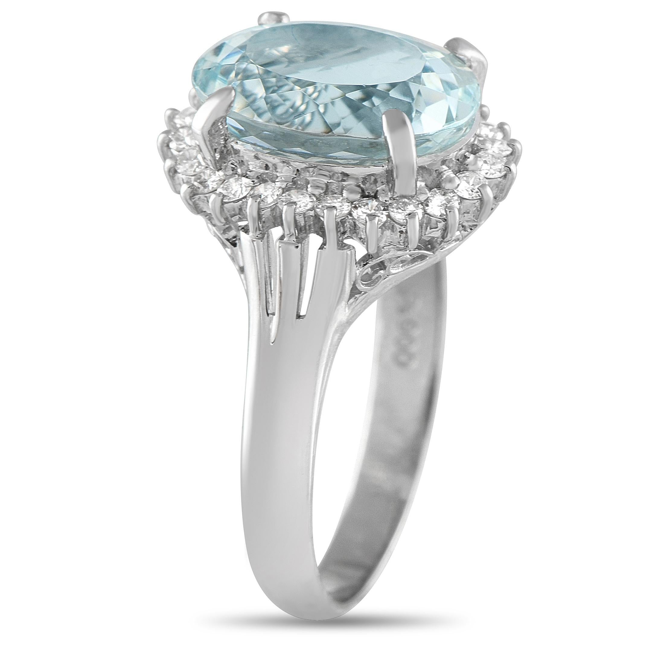 La pietra centrale di acquamarina da 3,98 carati garantisce che questo anello catturi continuamente il tuo sguardo e la tua immaginazione. Realizzato in platino, include anche una raggiante aureola di diamanti per un totale di 0,34 carati. Presenta