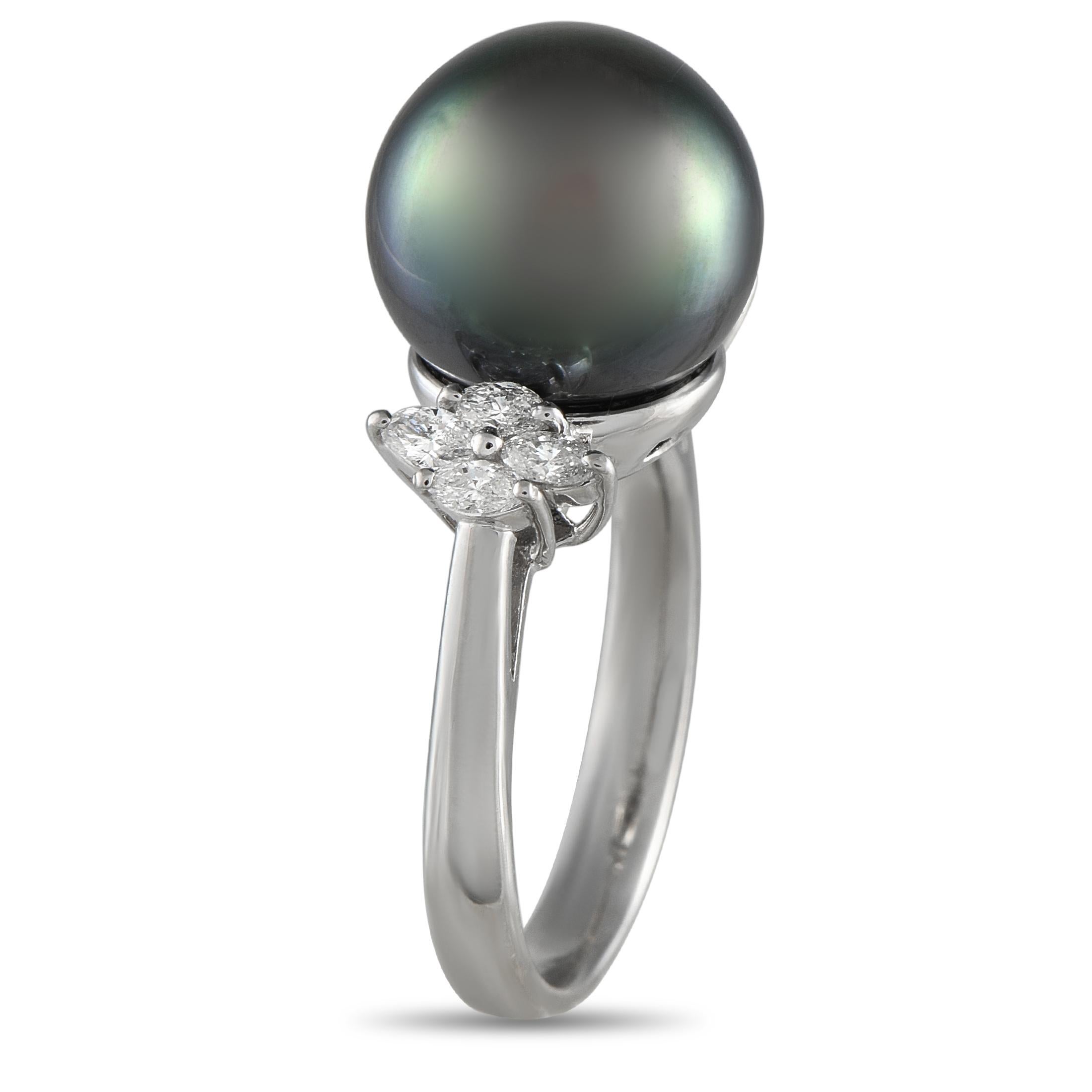 Dieser elegante und unkonventionelle Luxusring sprengt alle Erwartungen. In der Mitte der schlichten Platinfassung setzt eine dunkel gefärbte 12-mm-Perle einen atemberaubenden Akzent. Diamantene Akzente mit einem Gesamtgewicht von 0,38 Karat bringen