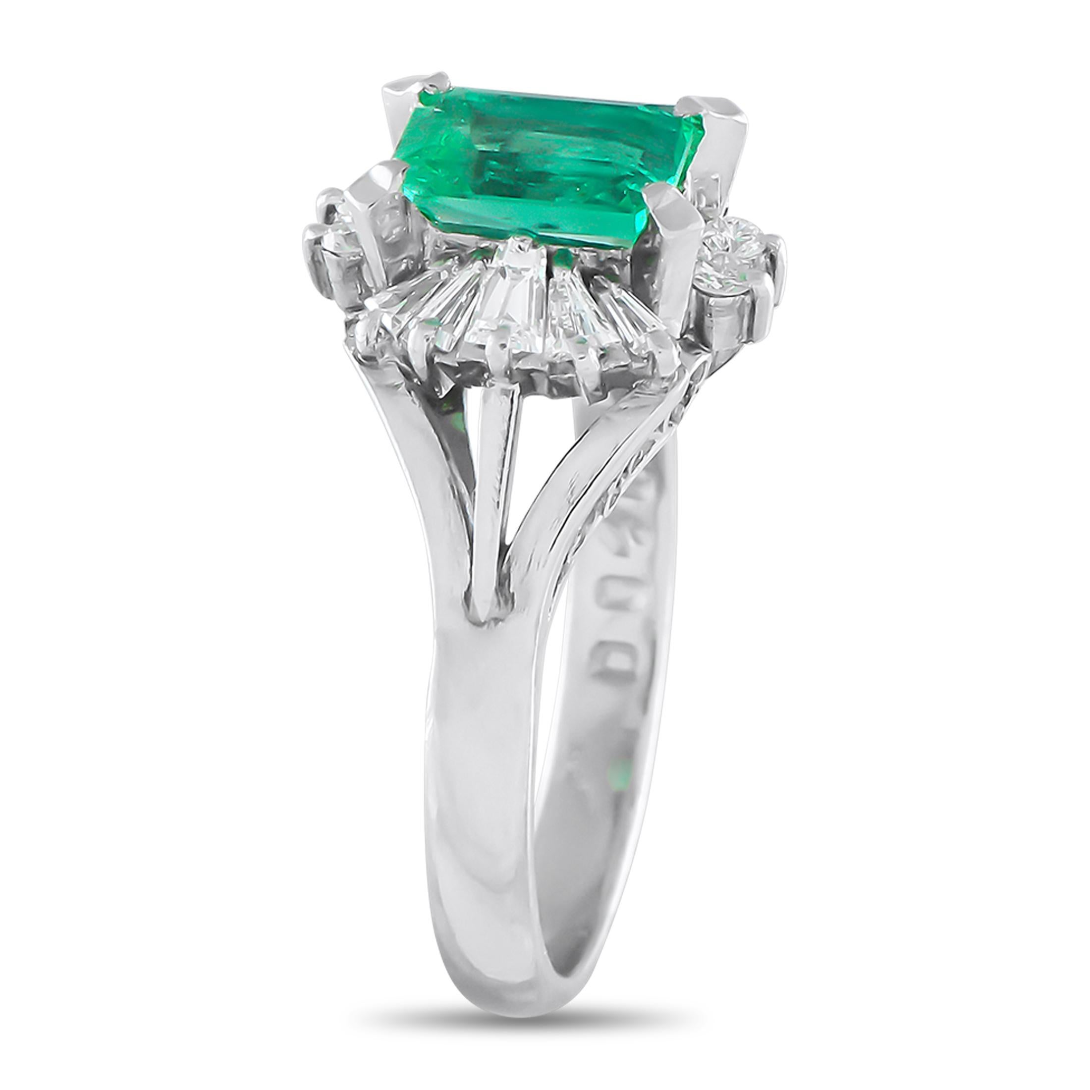 Dieser luxuriöse Ring hat einen ausgeprägten Sinn für altmodische Eleganz. Ein 1,18 Karat Smaragd macht eine Aussage in der Mitte dieses Stückes hoch detaillierte Platin-Fassung. Diamanten mit einem Gesamtgewicht von 0,40 Karat umgeben den