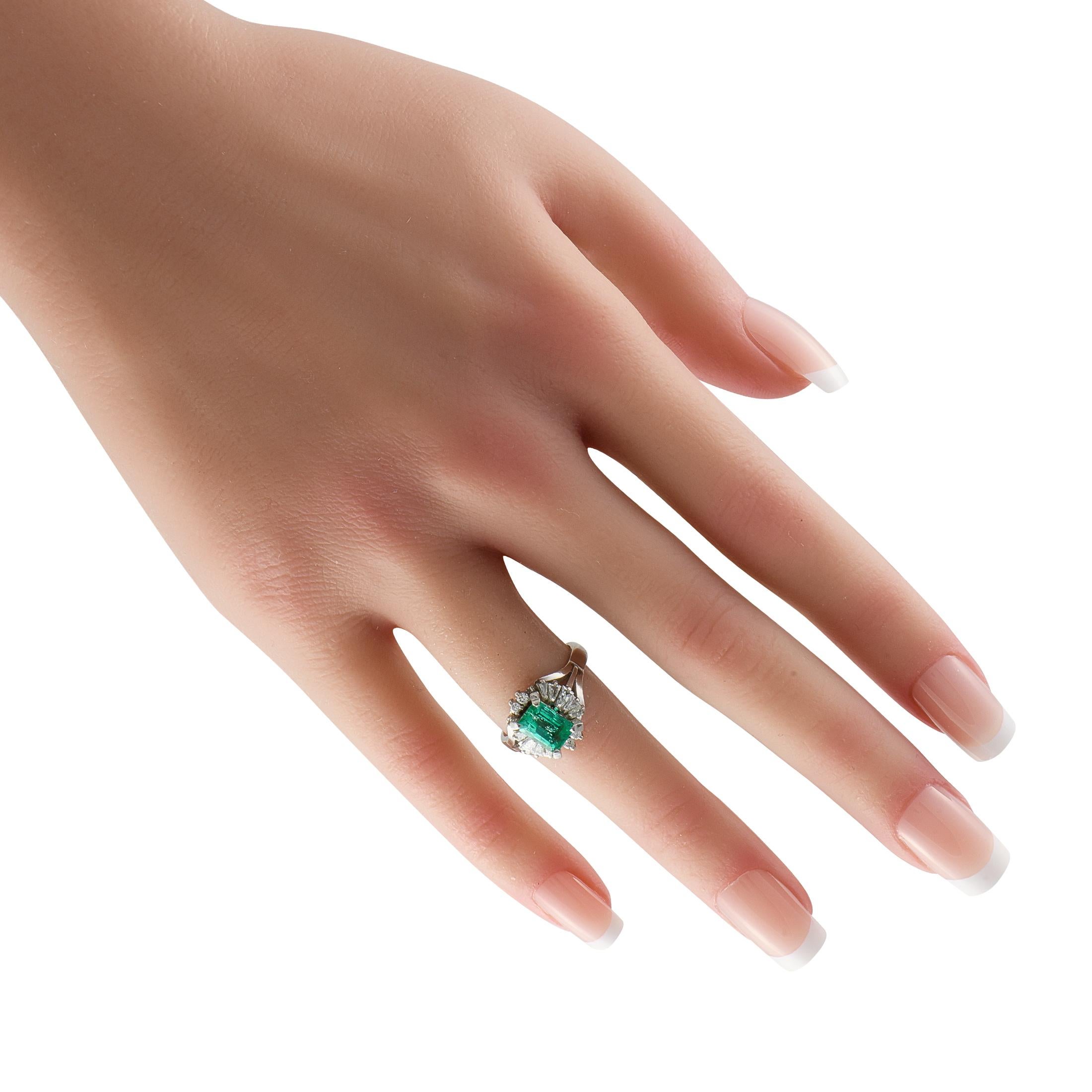 Platinring mit 0,40 Karat Diamant und Smaragd (Baguetteschliff) im Angebot