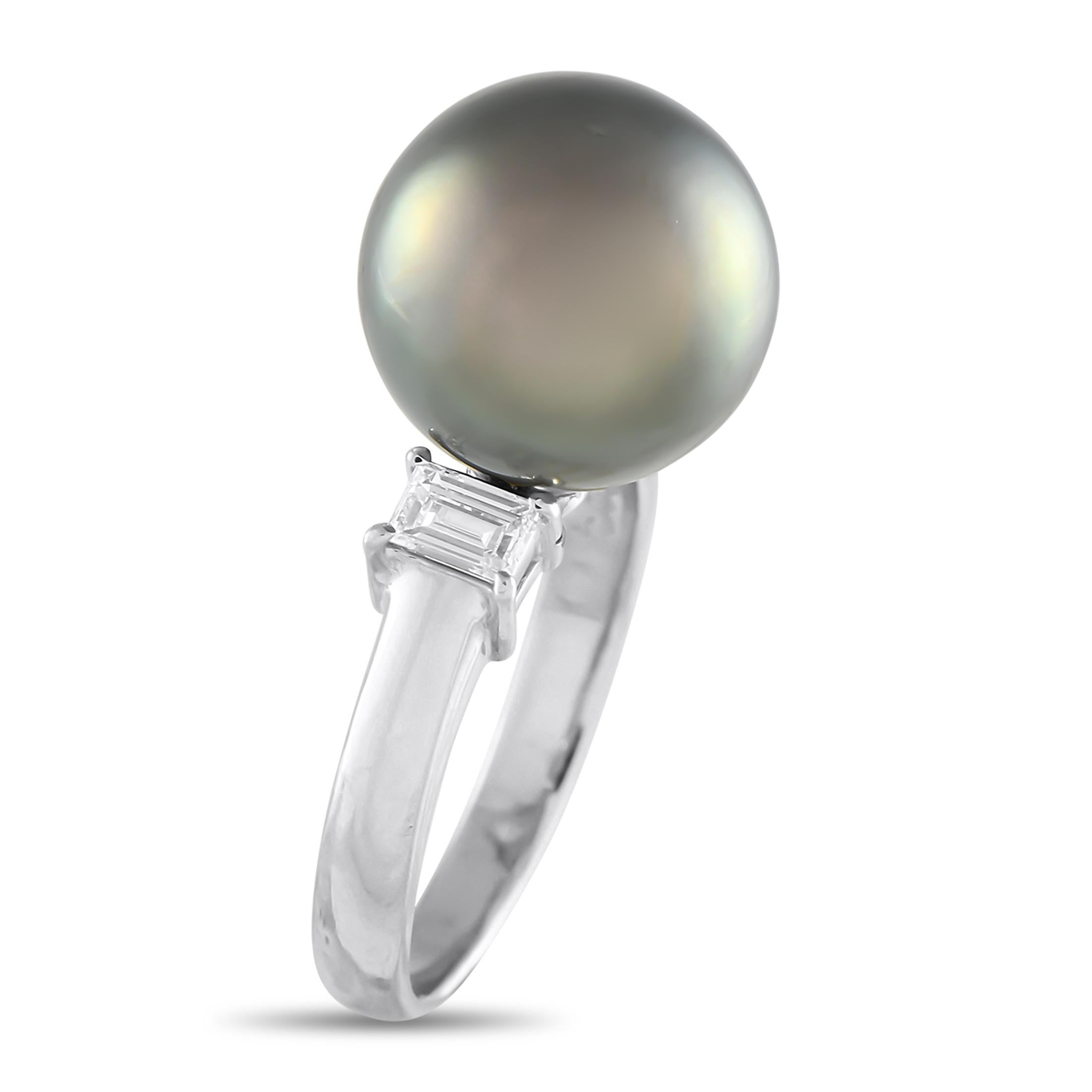 Dieser atemberaubende Luxusring hat etwas unglaublich Schickes an sich. Bei diesem unvergesslichen Accessoire wird ein dunkler Perlen-Mittelstein von Diamant-Baguetten mit einem Gesamtgewicht von 0,40 Karat akzentuiert. Diese Platinfassung hat einen