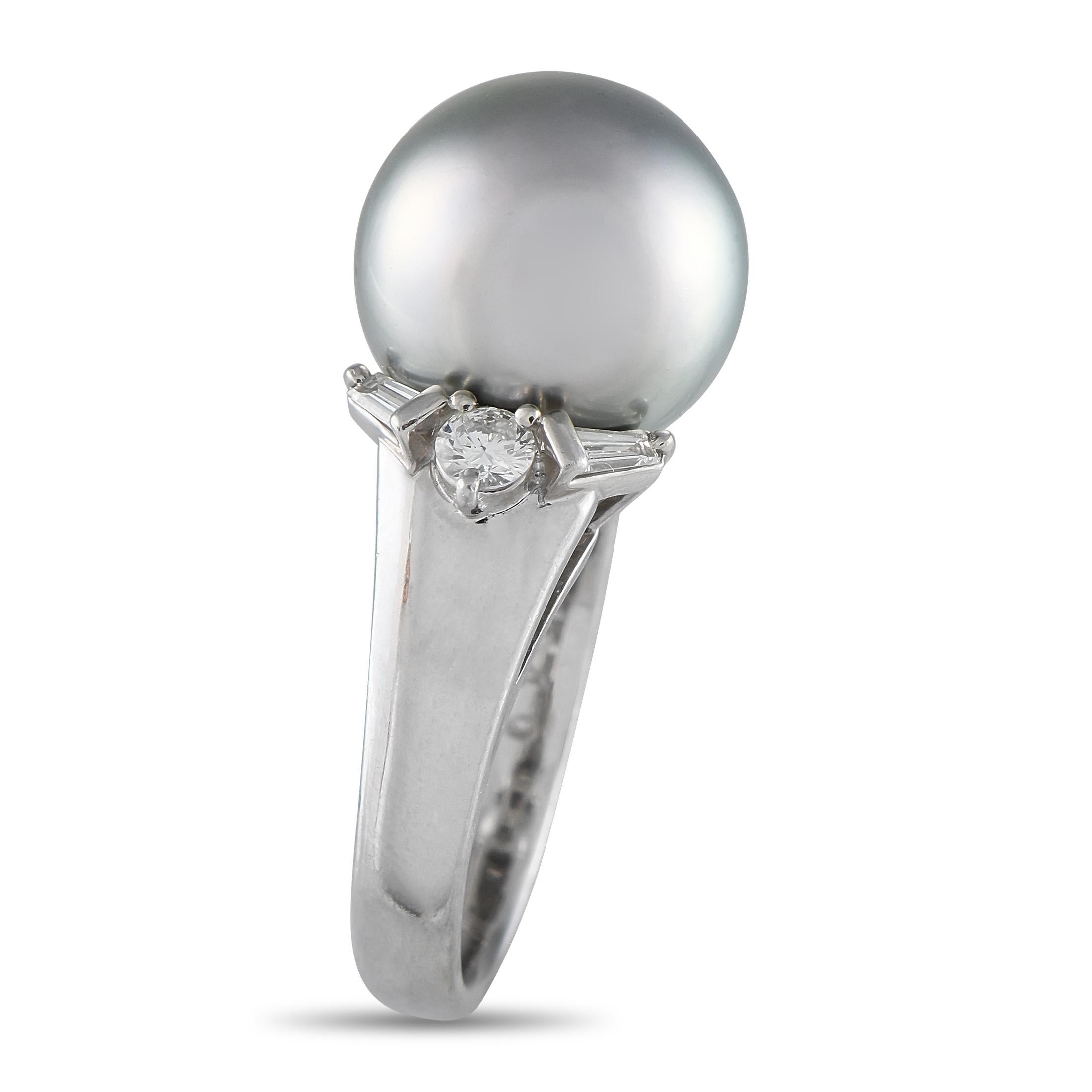 Dieser tadellos gearbeitete Ring wird Ihre Fantasie immer wieder aufs Neue anregen. In der Mitte der schlichten Platinfassung dient eine silberfarbene 12,2 mm große Perle als atemberaubender Blickfang. Diamantene Akzente von insgesamt 0,40 Karat