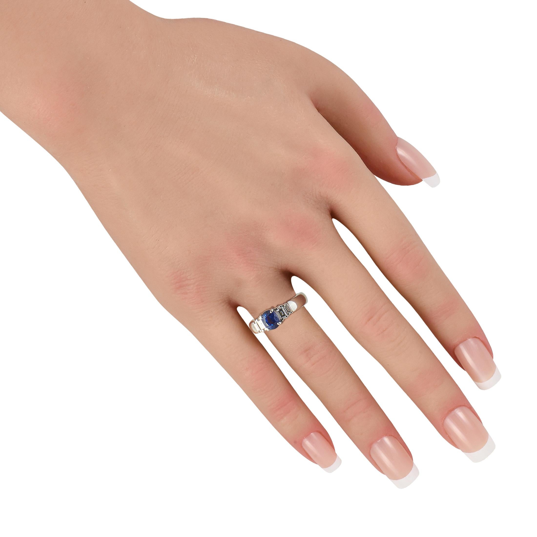 Taille ronde Platinum 0.40ct Diamond and Sapphire Ring MF49-101725 en vente