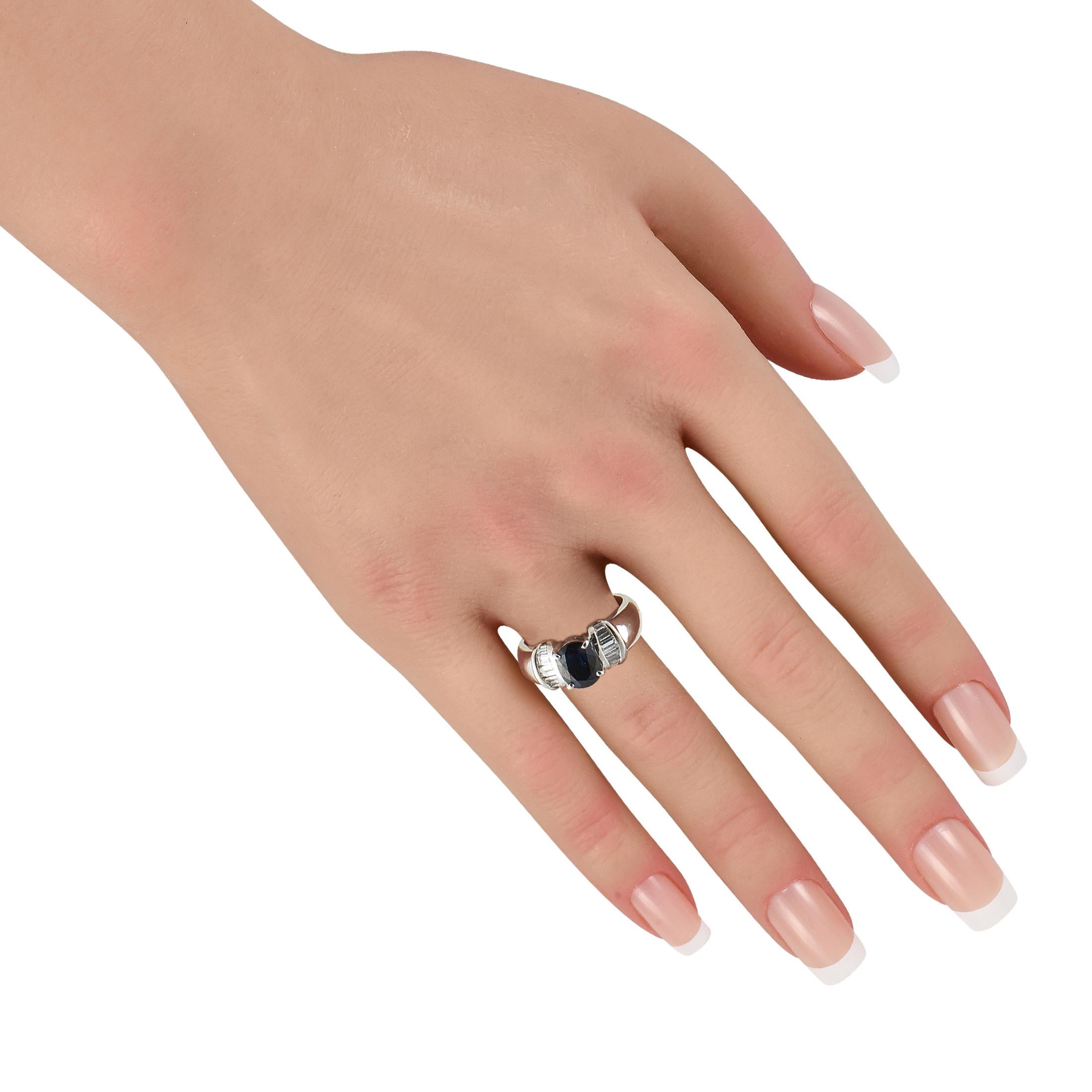 Platinum 0.46ct Diamond and Sapphire Ring MF24-101625 Corte baguette en venta