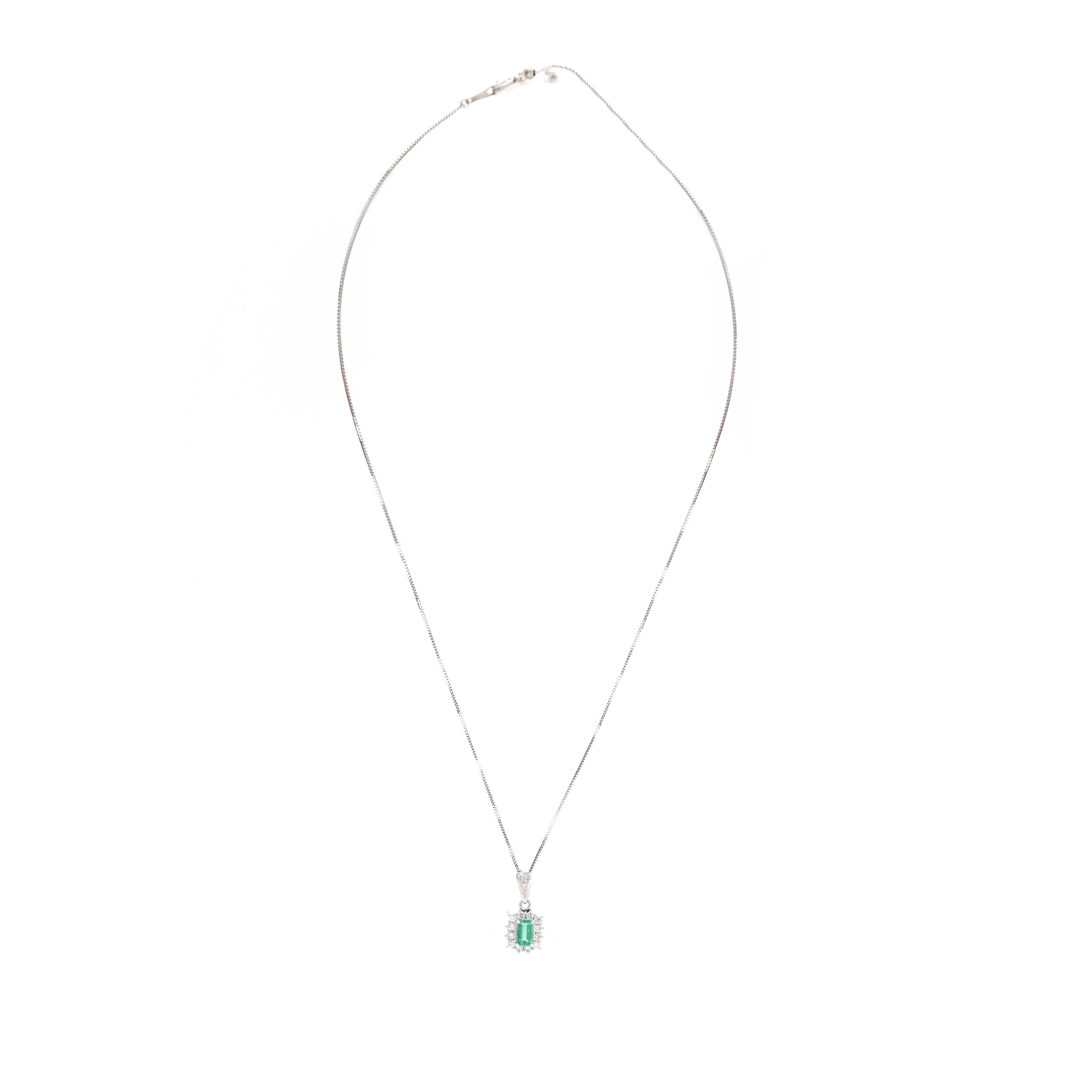 Collier pendentif halo d'émeraudes de 0,48 carat et de diamants Excellent état - En vente à Cape May, NJ